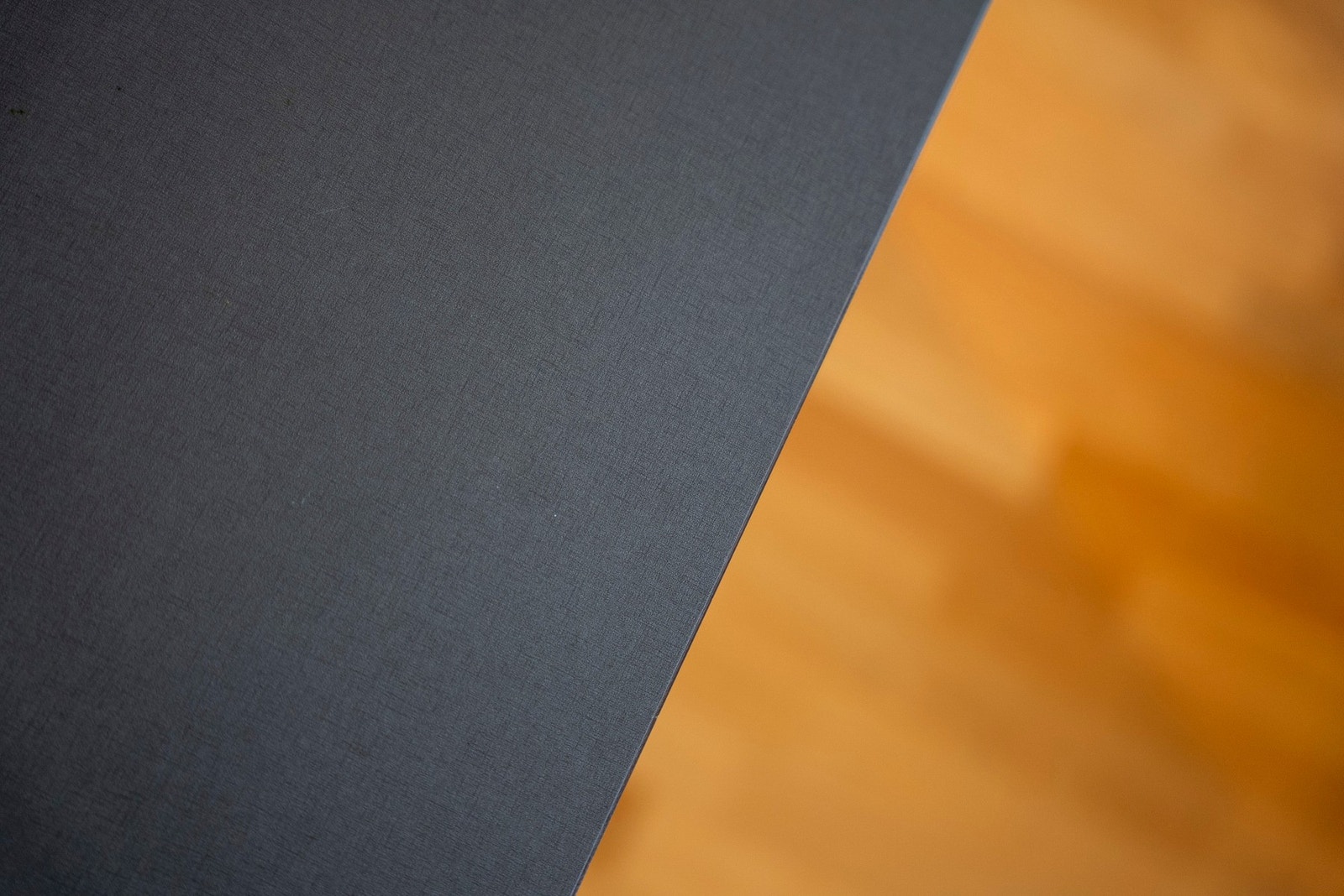 Mørk kjøkkenbenk som en fin kontrast til det lyse kjøkkenet Galleribilde