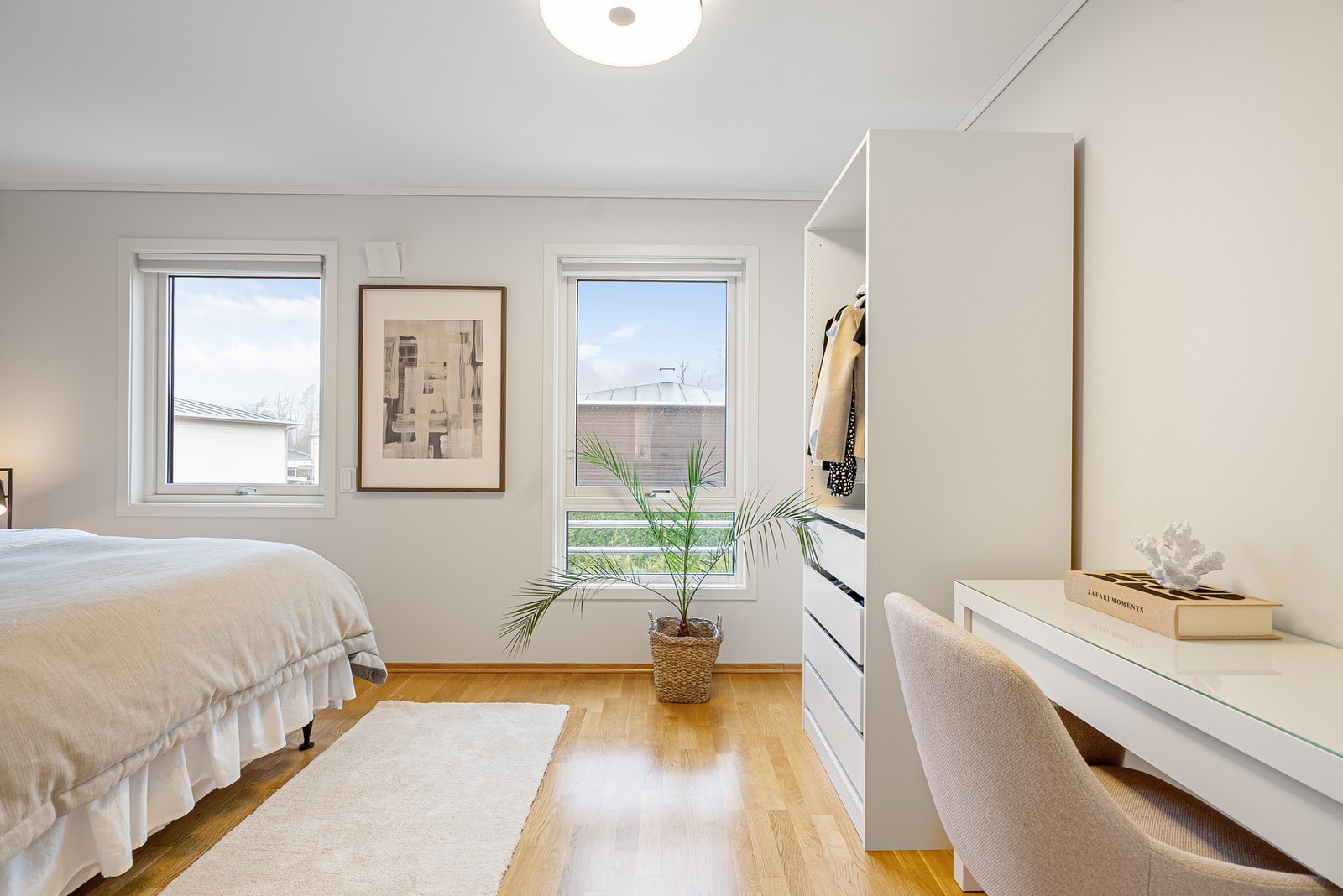 Slik som resten av boligen har soverommene romslige og åpne løsninger, med god plass til både seng, møblement og oppbevaring Galleribilde