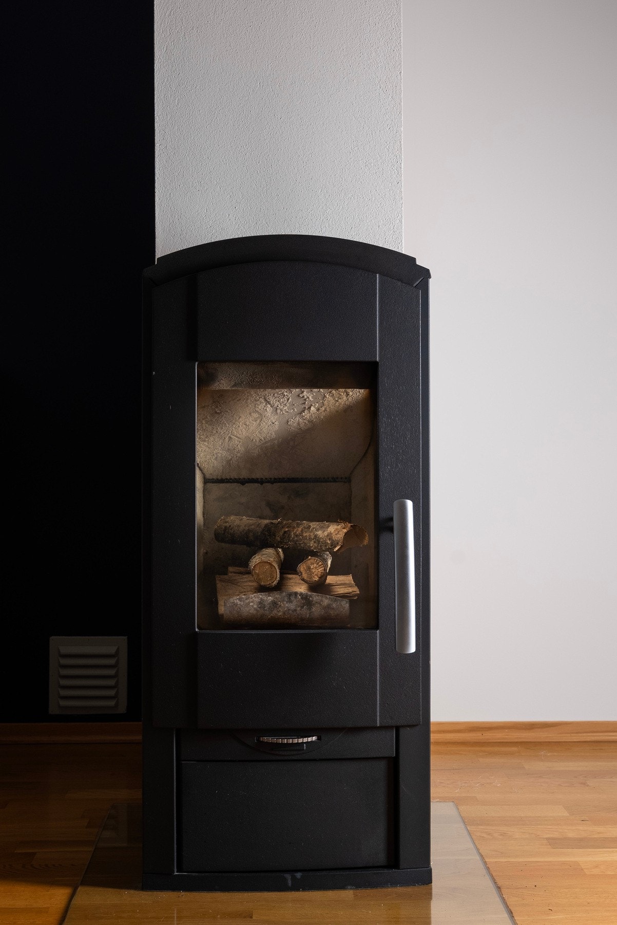 Koselig vedovn for en lun og god varme, og koselig atmosfære Galleribilde