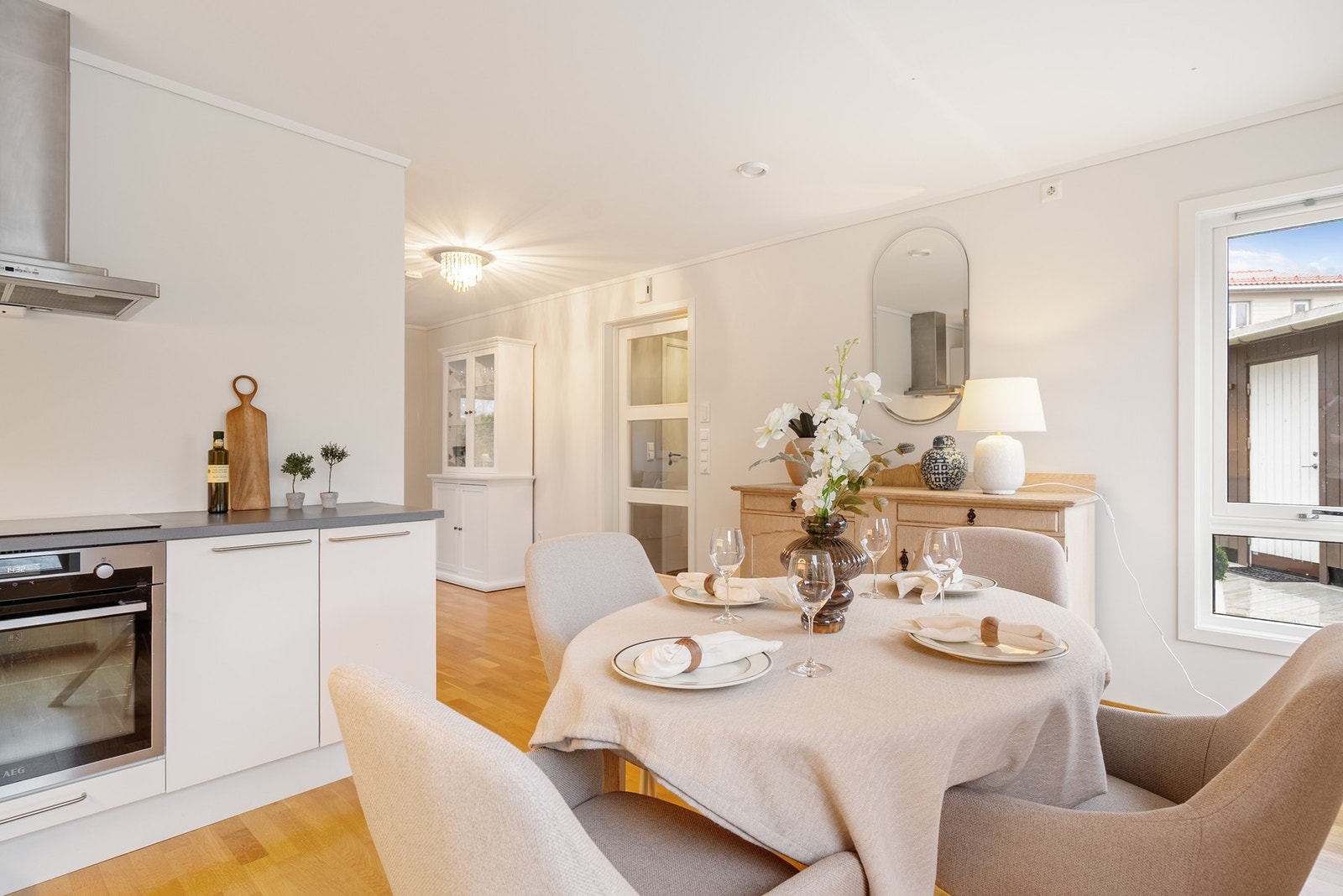 Kjøkken i delvis åpen løsning med stue - plass til spisebord for et uformelt måltid Galleribilde