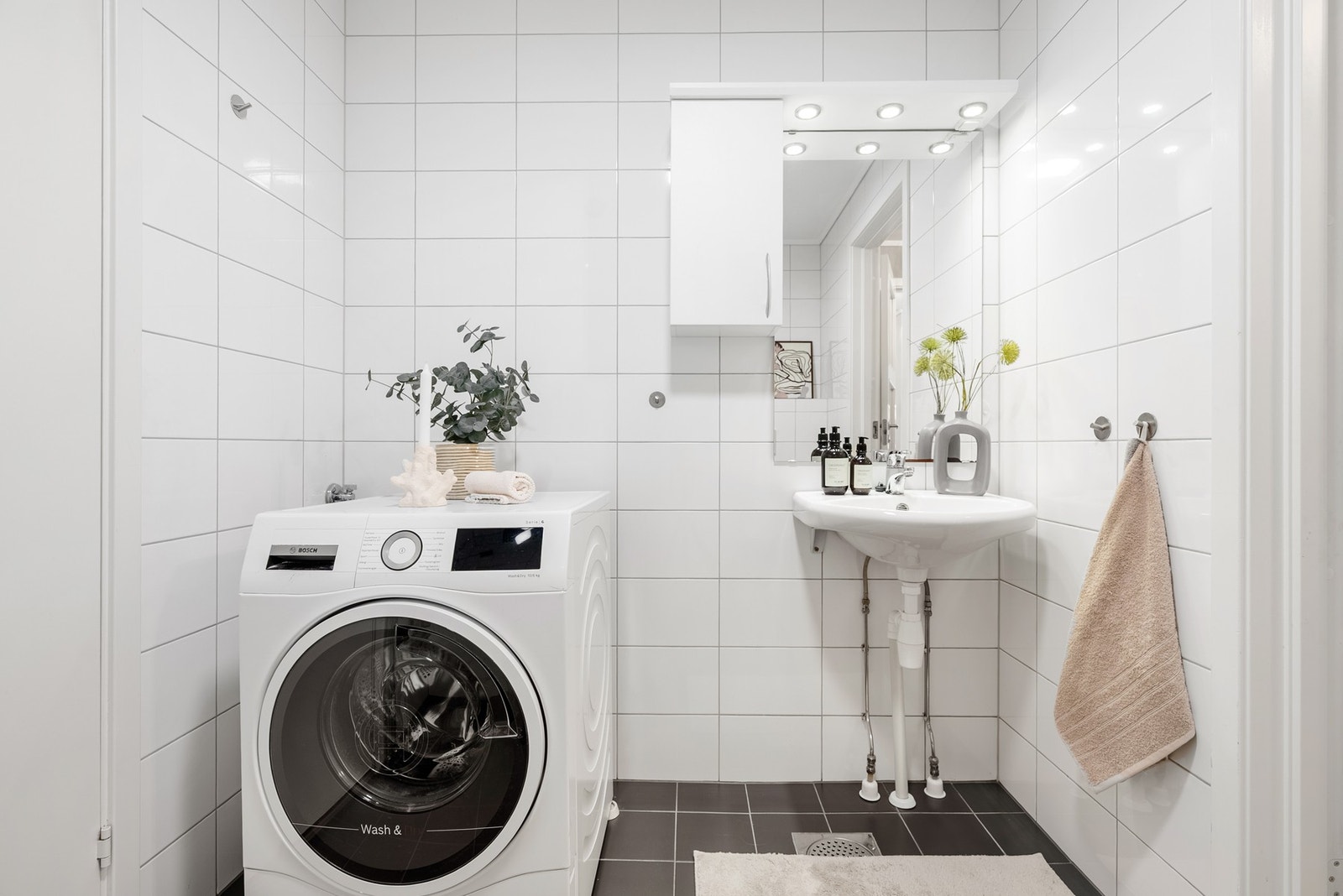 Boligen har 2 fullverdige bad - praktisk og tidsbesparende for hele familien, spesielt i de travleste periodene Galleribilde