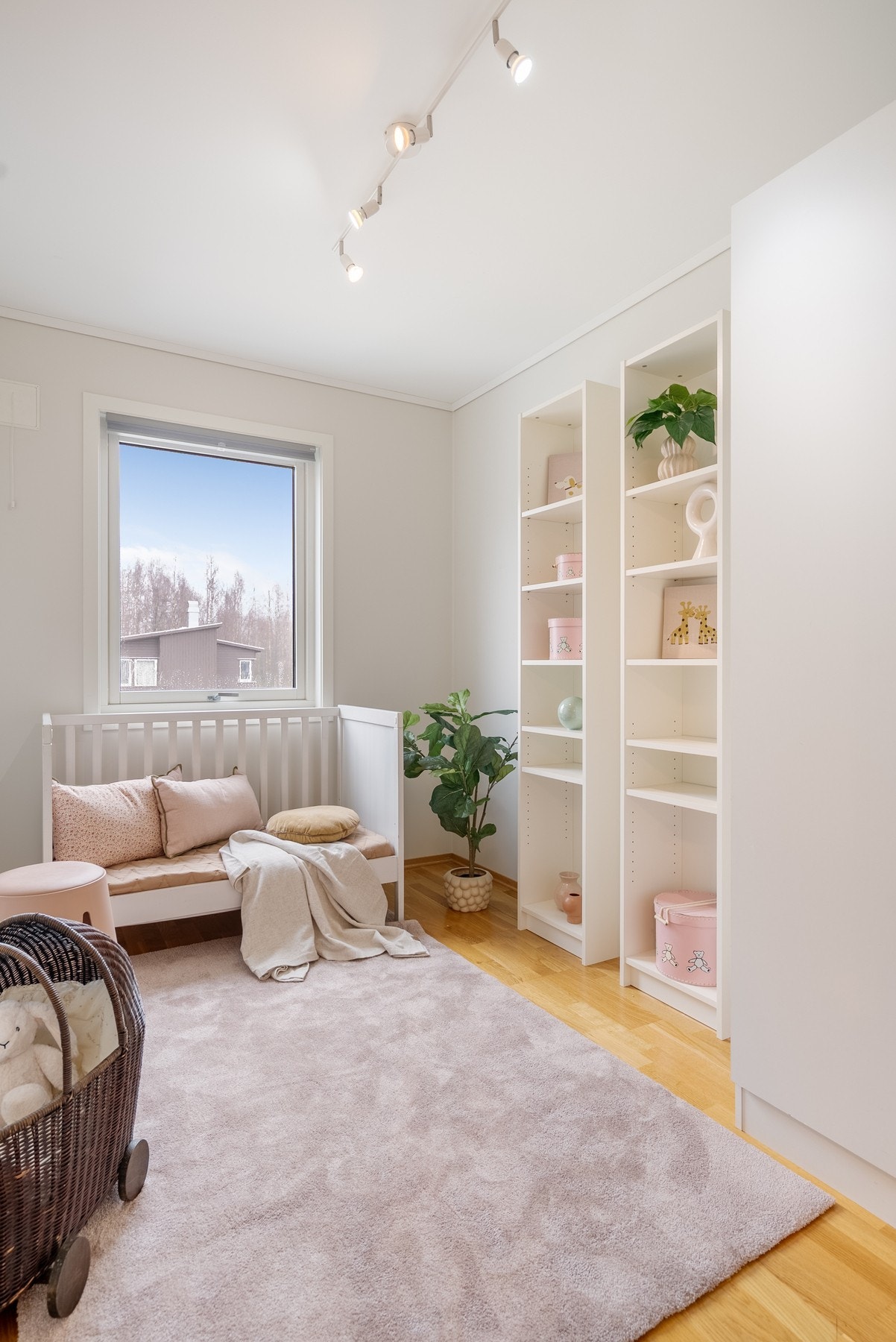 Soverommene varierer i størrelse, men alle har plass til både seng og et praktisk kontorområde Galleribilde