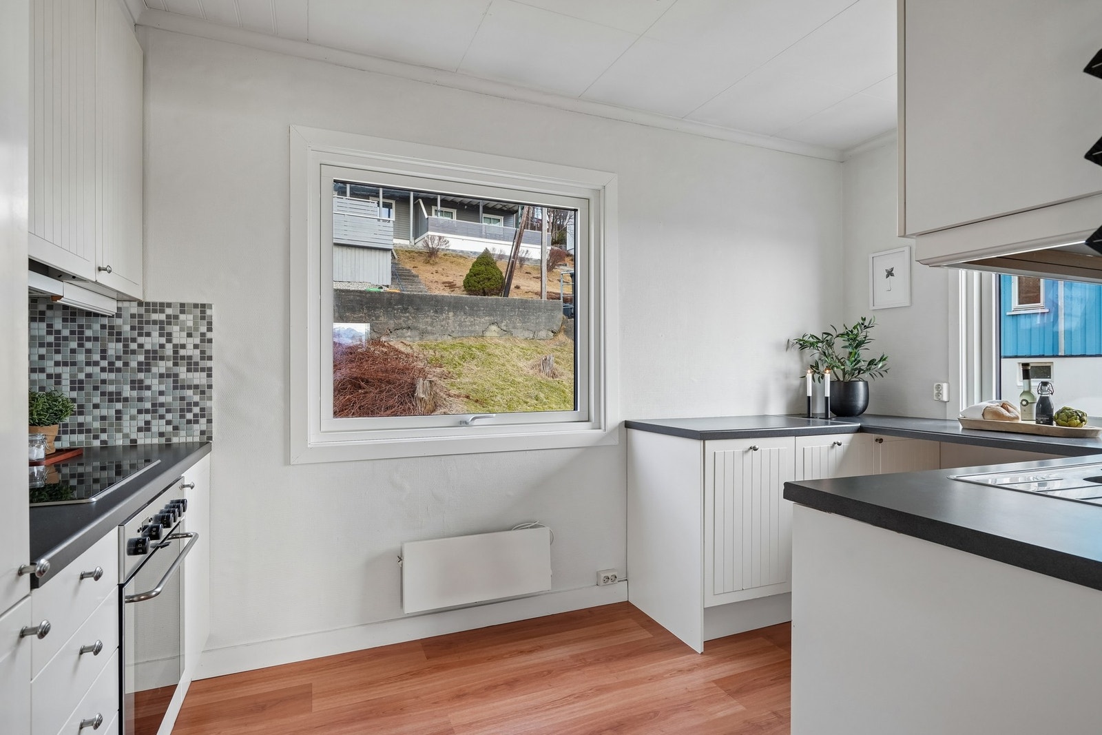 Over kokesonen er det kjøkkenventilator med avtrekk ut. Galleribilde