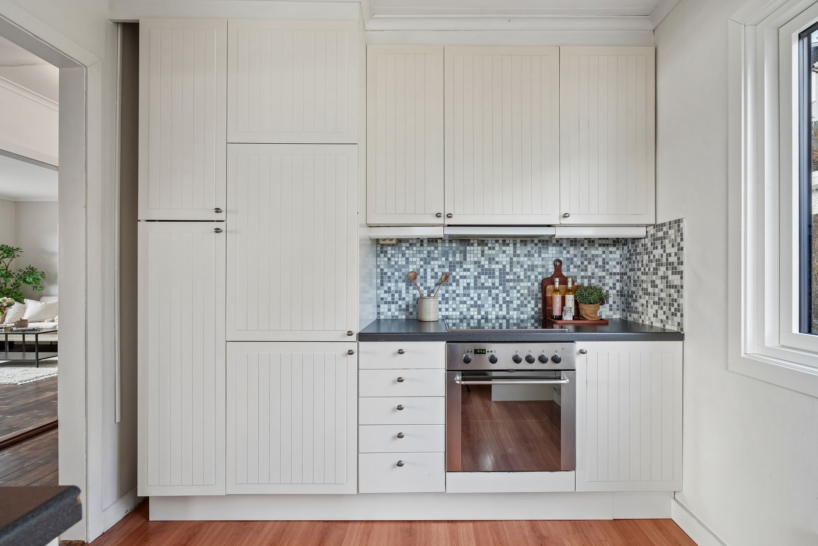 Kjøkkenet er fra IKEA (2006), har profilerte fronter og takhøy innredning. Galleribilde