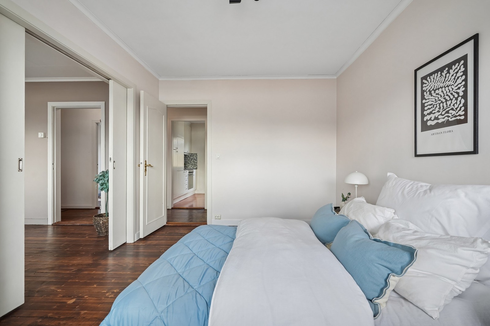 Her er det god plass til dobbeltseng med tilhørende møblement. Galleribilde