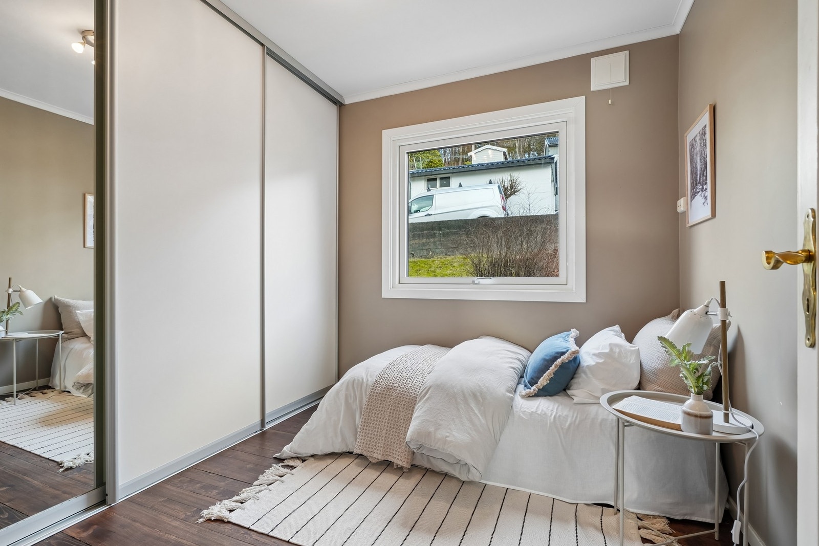 Det andre soverommet er romslig med plass til ønsket møblement. Galleribilde