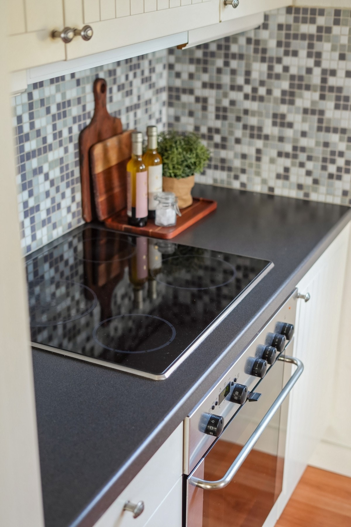 Det er utstyrt med integrerte hvitevarer, herunder platetopp, stekeovn, oppvaskmaskin og kjøleskap m/frysedel. Galleribilde