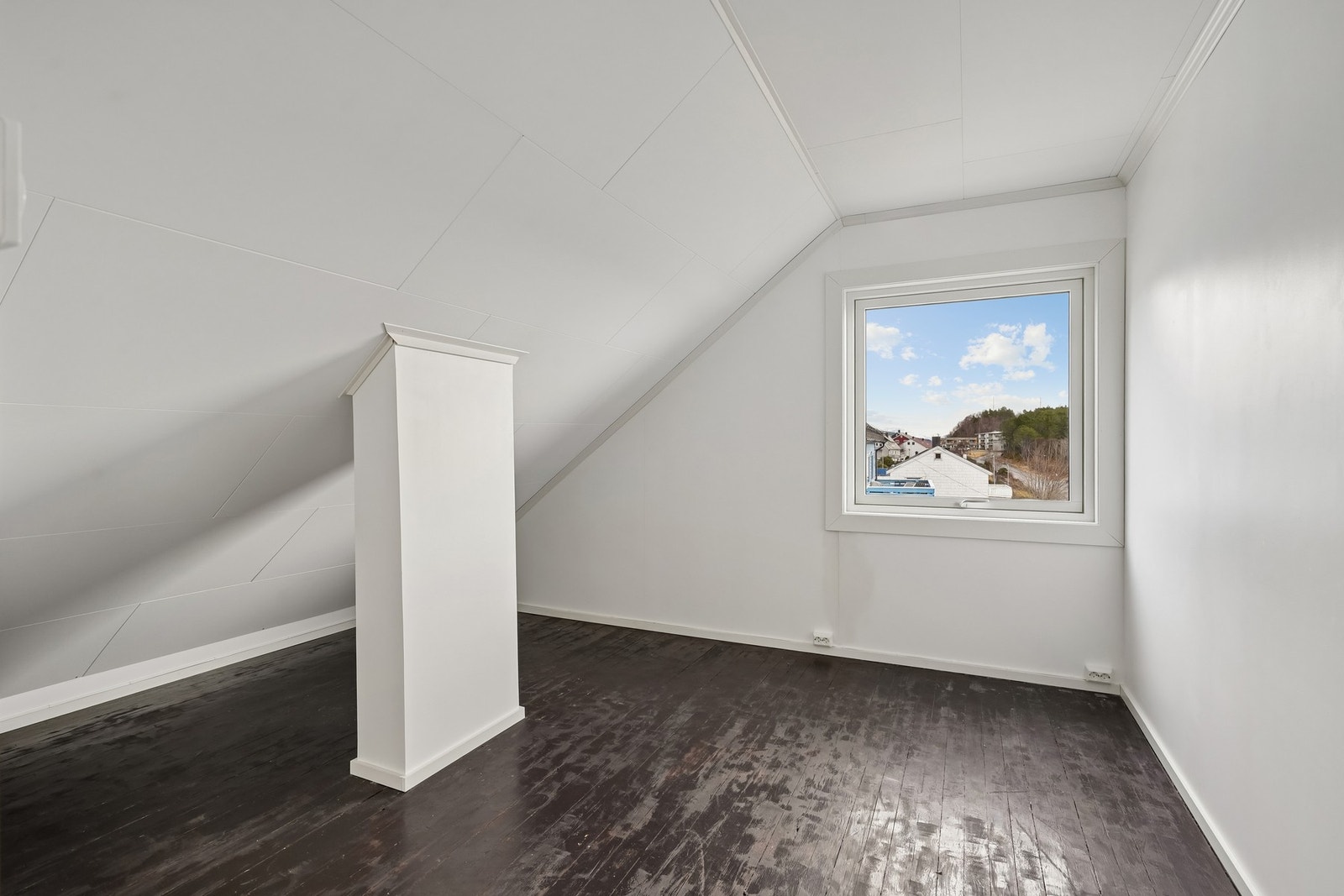 Hybelrommet på loftet egnes godt som kontor, gjesterom eller for oppbevaring. Galleribilde