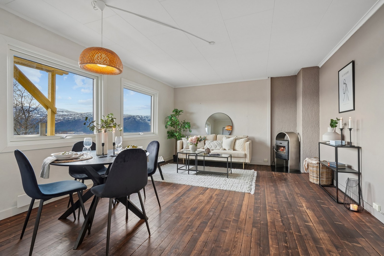 Velkommen til denne sjarmerende utsiktsleiligheten på Fjelltun - eiendommen presenteres av PrivatMegleren. Galleribilde