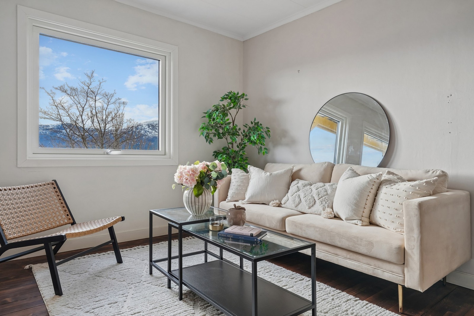 Leiligheten er beliggende i en høy første etasje, og disponerer i tillegg et hybelrom i loftsetasjen. Galleribilde