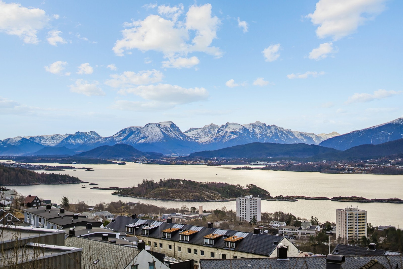 Fra verandaen har man en nydelig utsikt utover Borgundfjorden og de majestetiske Sunnmørsalpene Galleribilde