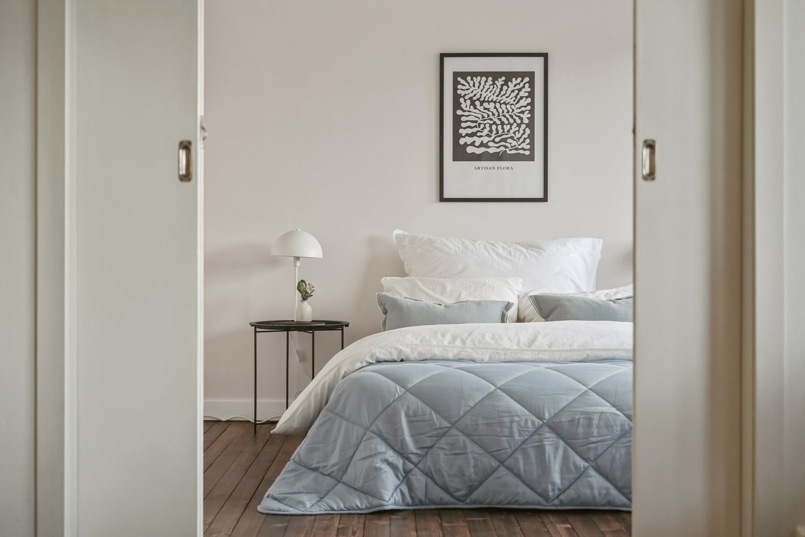 Det er to soverom i leiligheten, hovedsoverommet skilles naturlig fra stuedelen gjennom doble skyvedører. Galleribilde