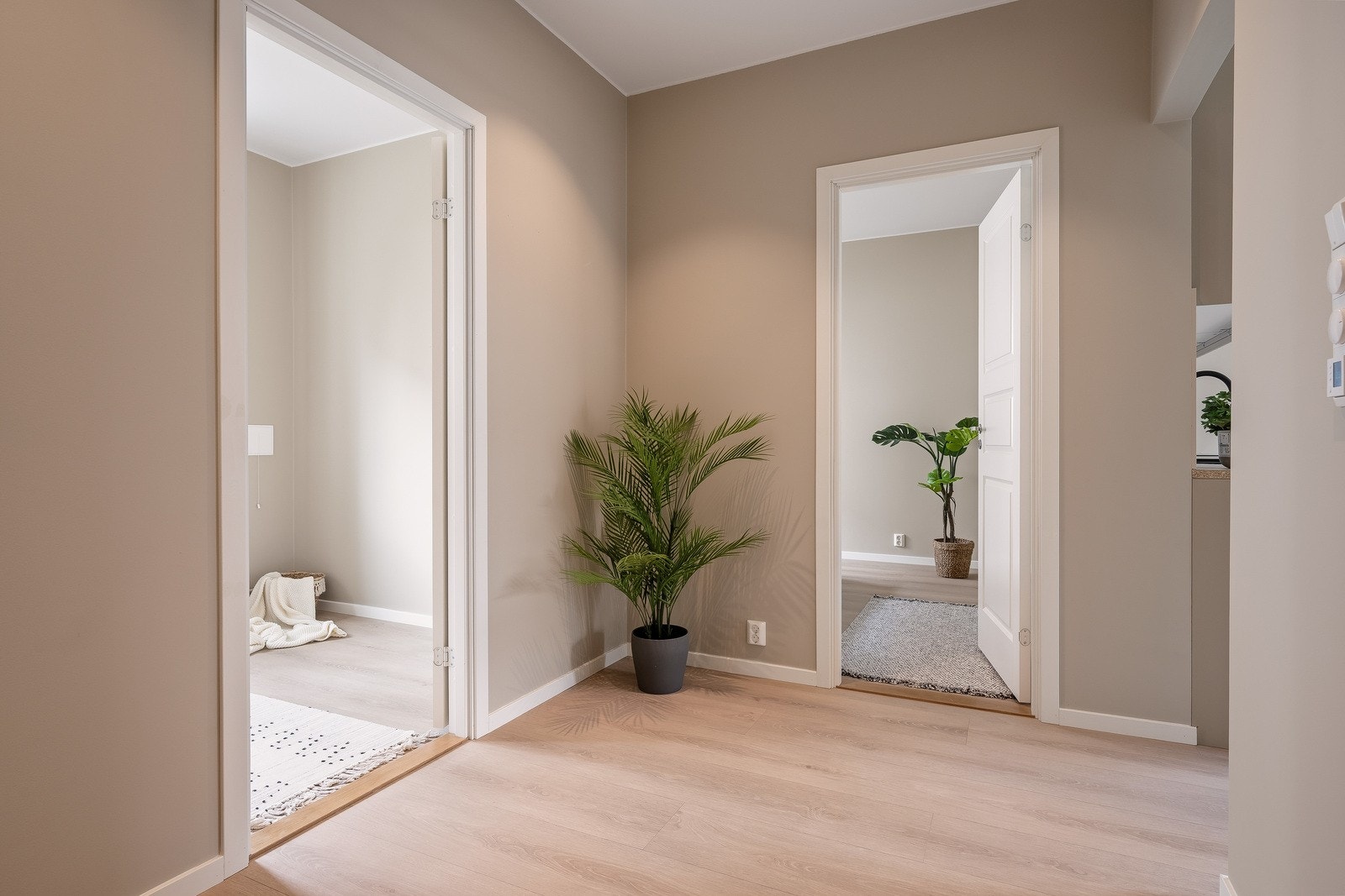 Planløsningen er oversiktlig, med enkel tilgang til flere av leilighetens rom. Galleribilde