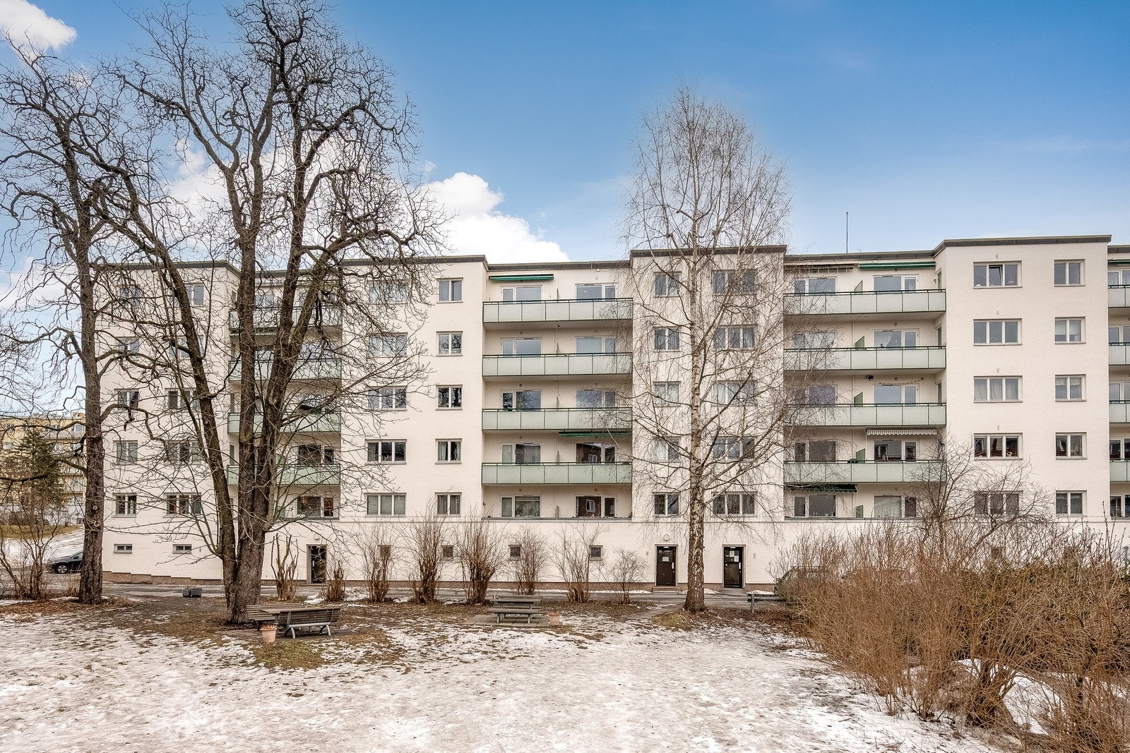 Leiligheten ligger i byggets 2. etasje og har egen balkong. Galleribilde