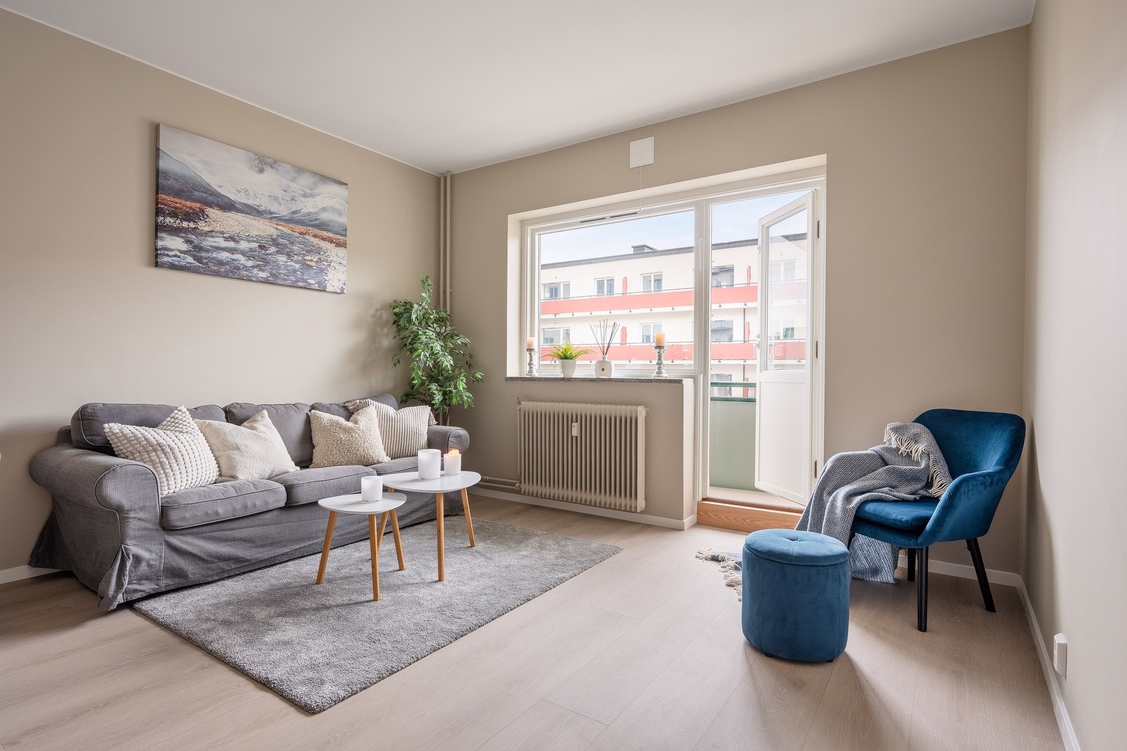 Fra stuen er det direkte utgang til en overbygget nordvestvendt balkong på ca. 4 m². Galleribilde