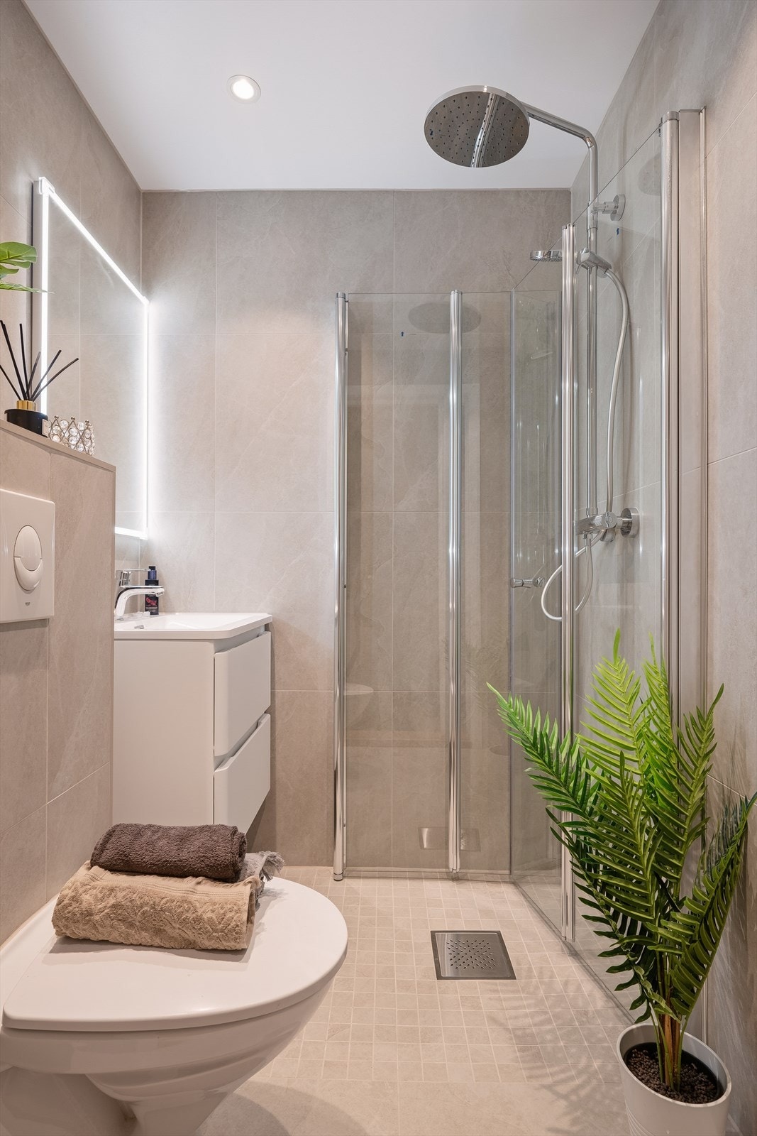 Badet ble pusset opp og renovert i 2026 - moderne uttrykk med varmekabler i gulvet. Galleribilde