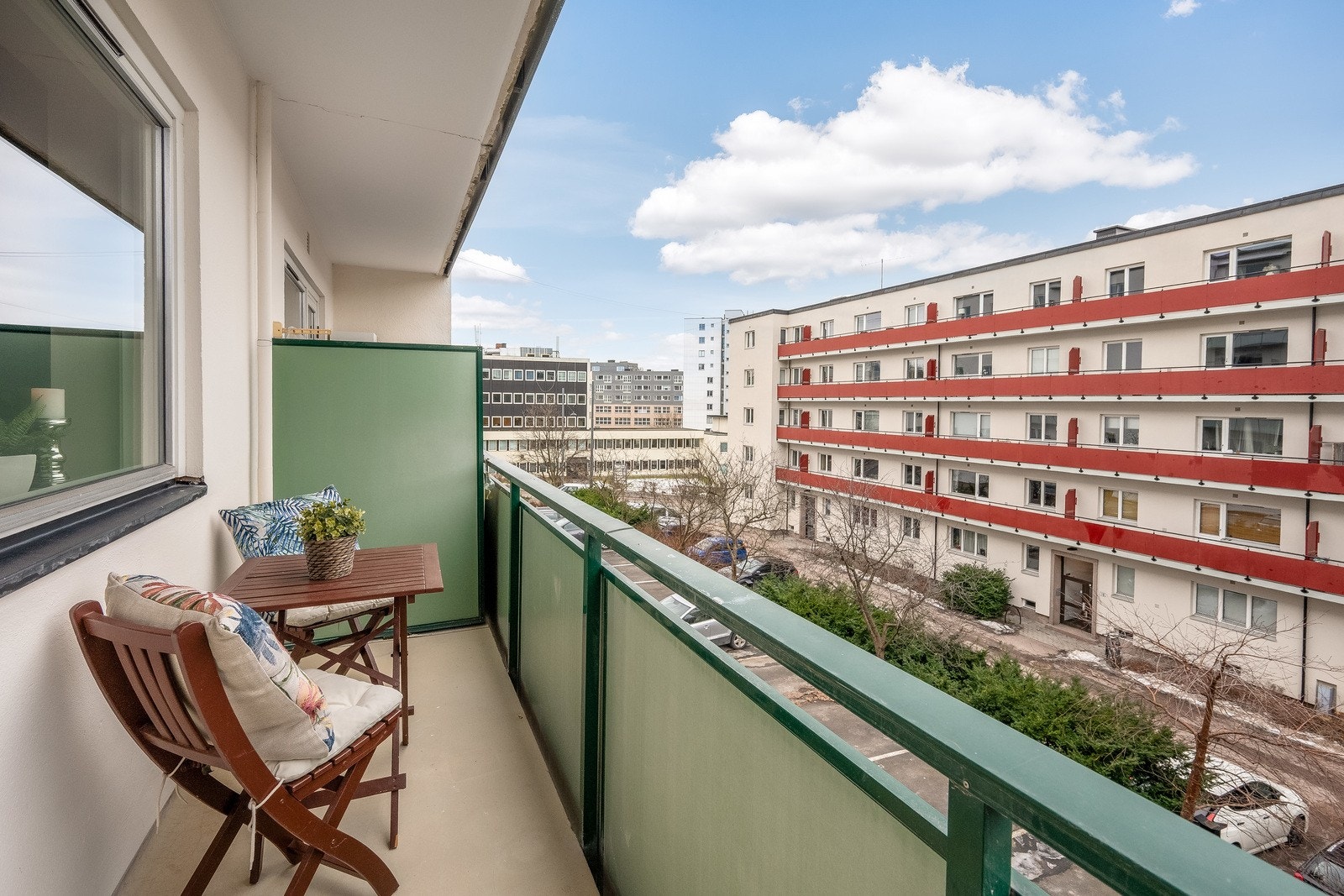 Trivelig balkong med plass til møblering - et fint uteområde med utsyn over nabolaget. Galleribilde