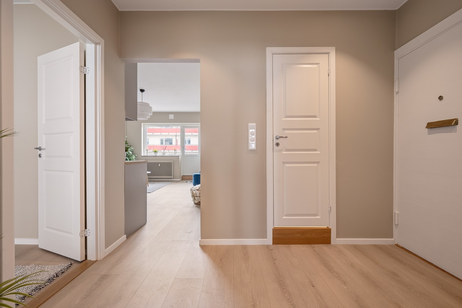 Entréen fremstår lys og innbydende, med en nøytral fargepalett og lyst gulv som skaper et moderne førsteinntrykk. Galleribilde