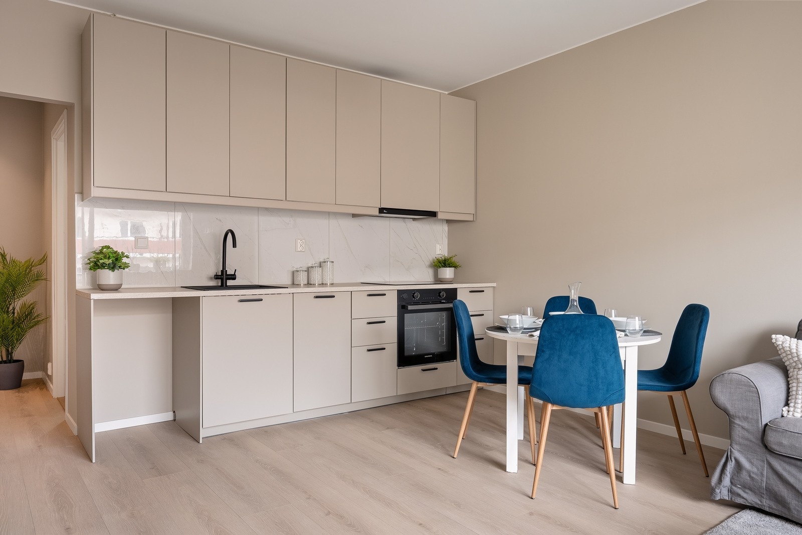 Kjøkkenet ble renovert i 2026 og fremstår moderne med slette fronter og en laminert benkeplate. Opplegg og plass for vaskemaskin i kjøkken. Galleribilde