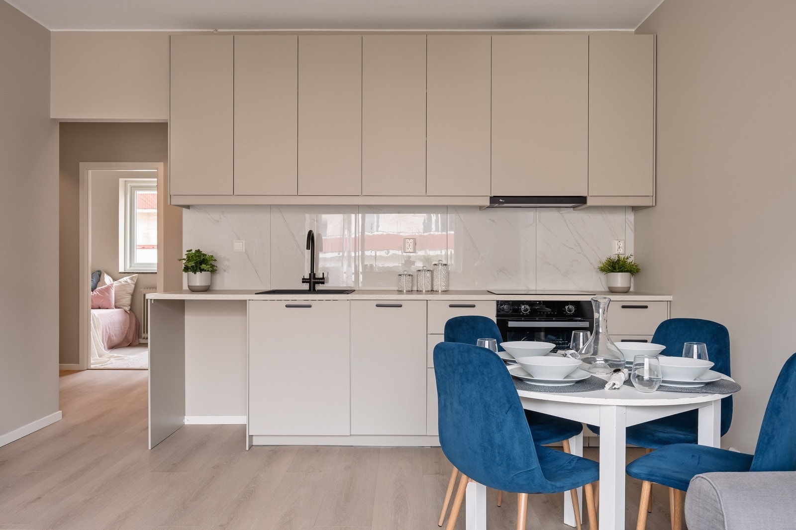 Det er både god skapplass og noe skuffplass for praktisk oppbevaring. Galleribilde