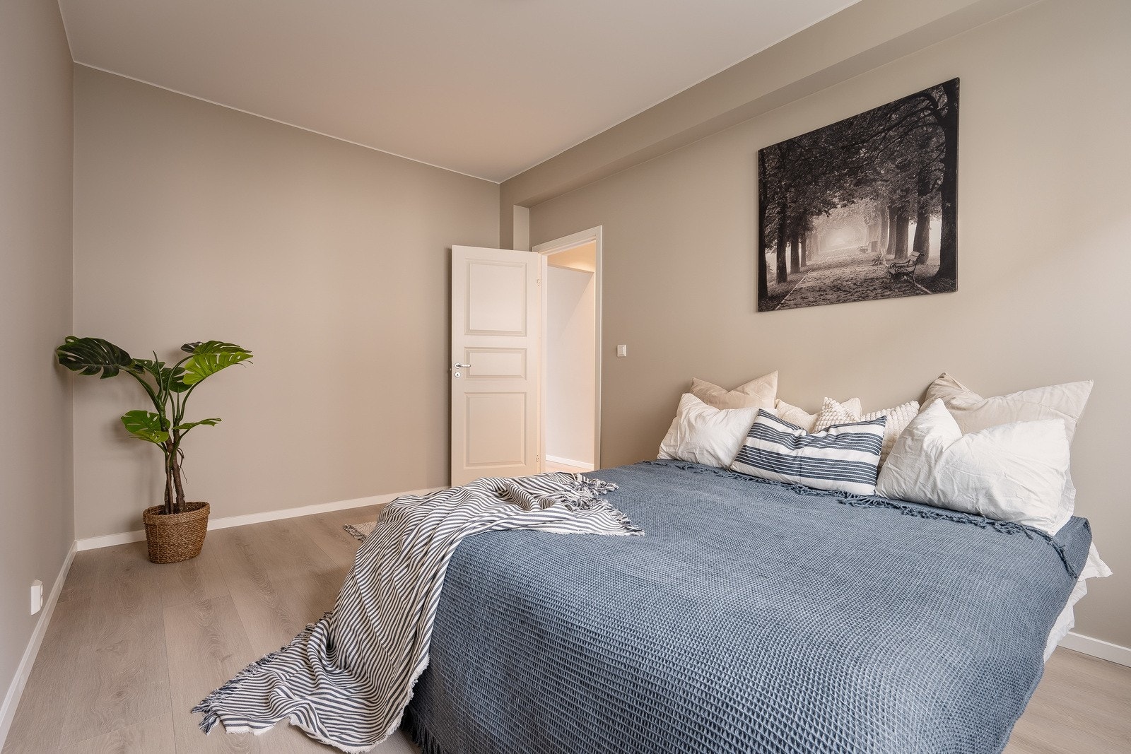 Hovedsoverommet byr på god plass til dobbeltseng og øvrig møblering, og de lune fargetonene sammen med det lyse gulvet gir rommet et rolig og behagelig preg. Galleribilde