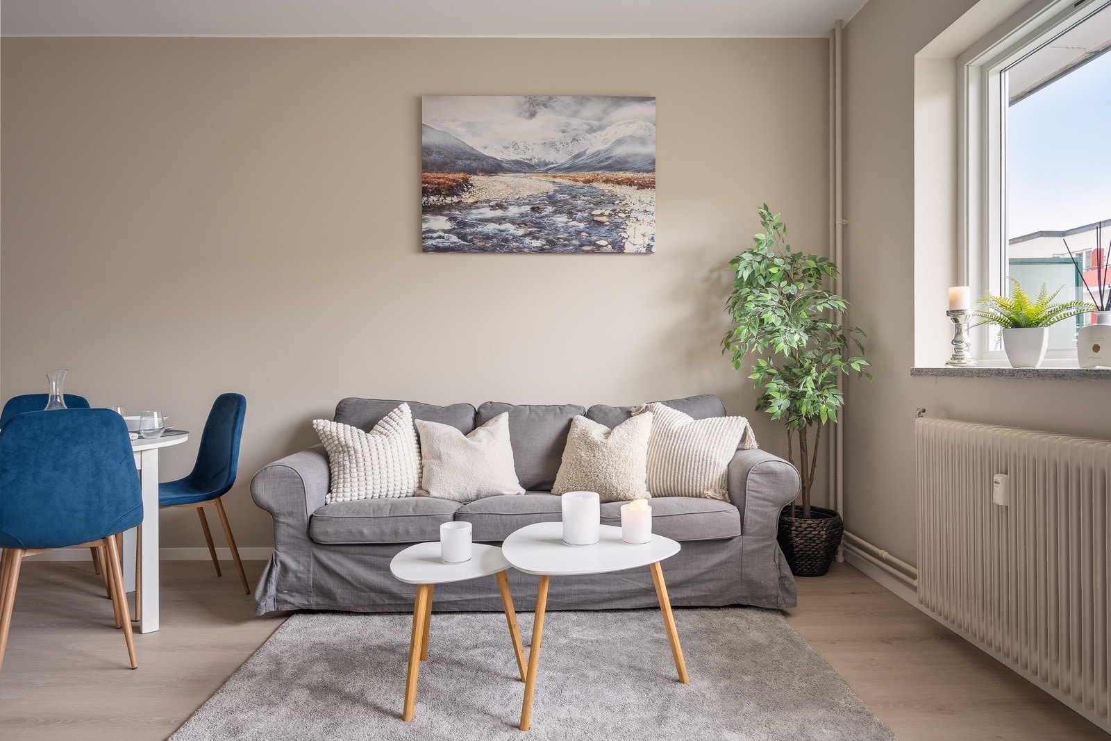 Stuen har plass til sofa- og andre møbleringsløsninger, perfekt for hyggelige samlingsstunder. Galleribilde