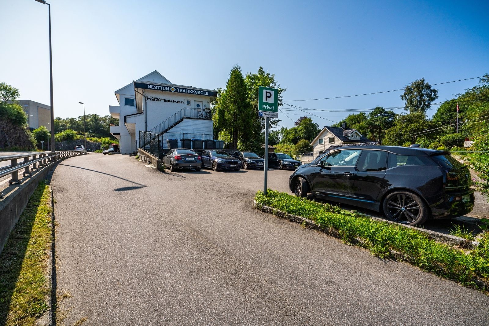 Det er parkering på felles parkeringsplass Galleribilde