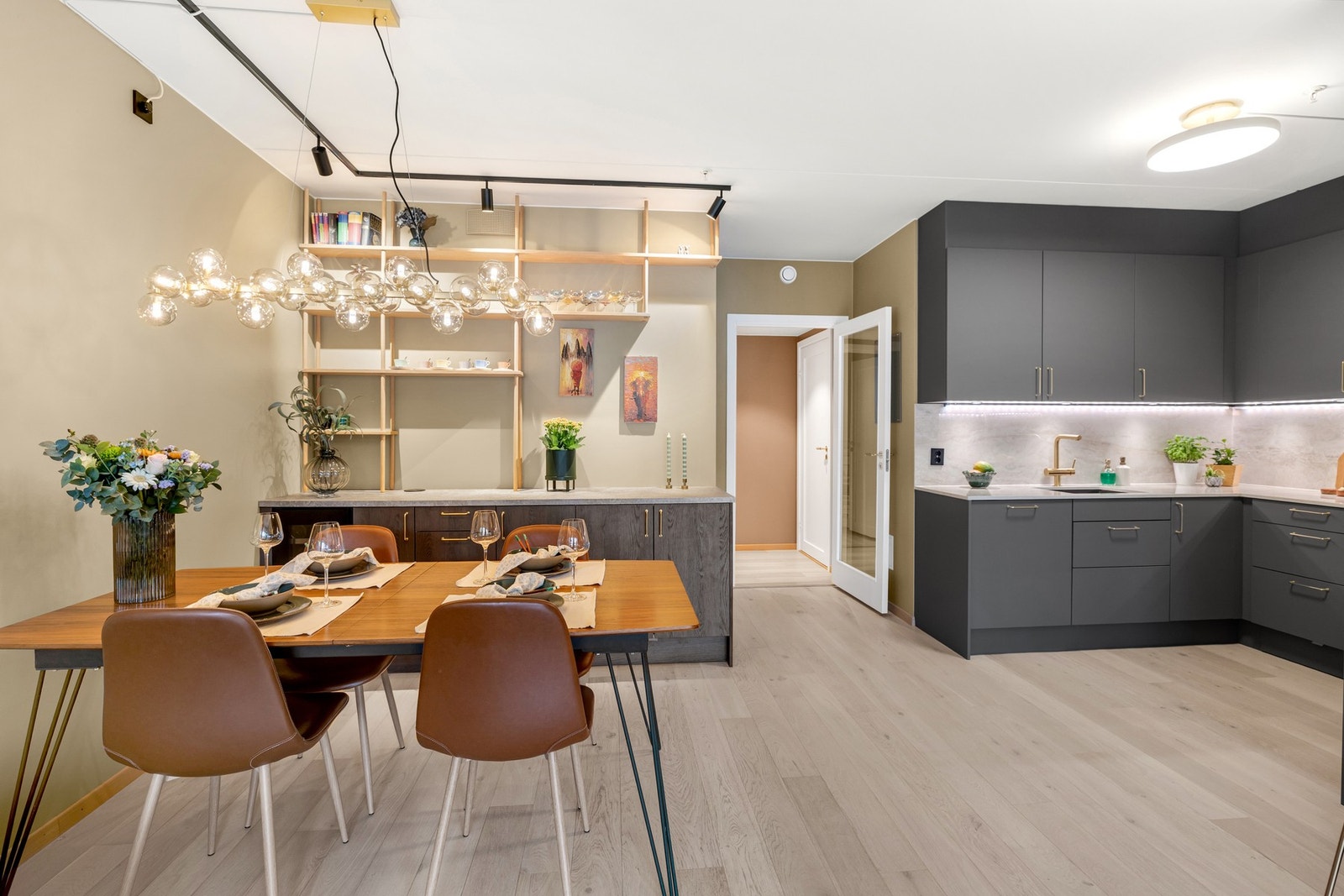 Åpen stue- og kjøkkenløsning skaper en fin atmosfære. Galleribilde