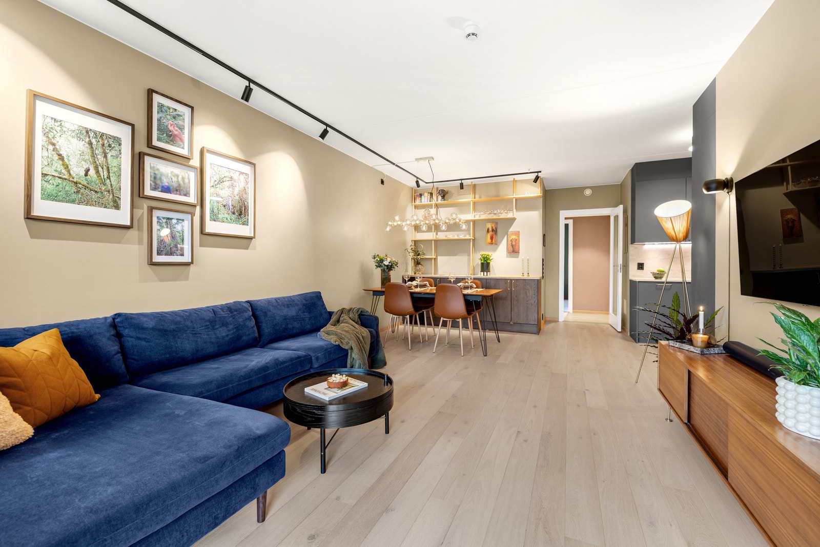 Den romslige stuen er boligens naturlige samlingspunkt, med god plass til både sofahjørne og spisebord. Et lyst og trivelig rom hvor familie og venner kan samles. Galleribilde