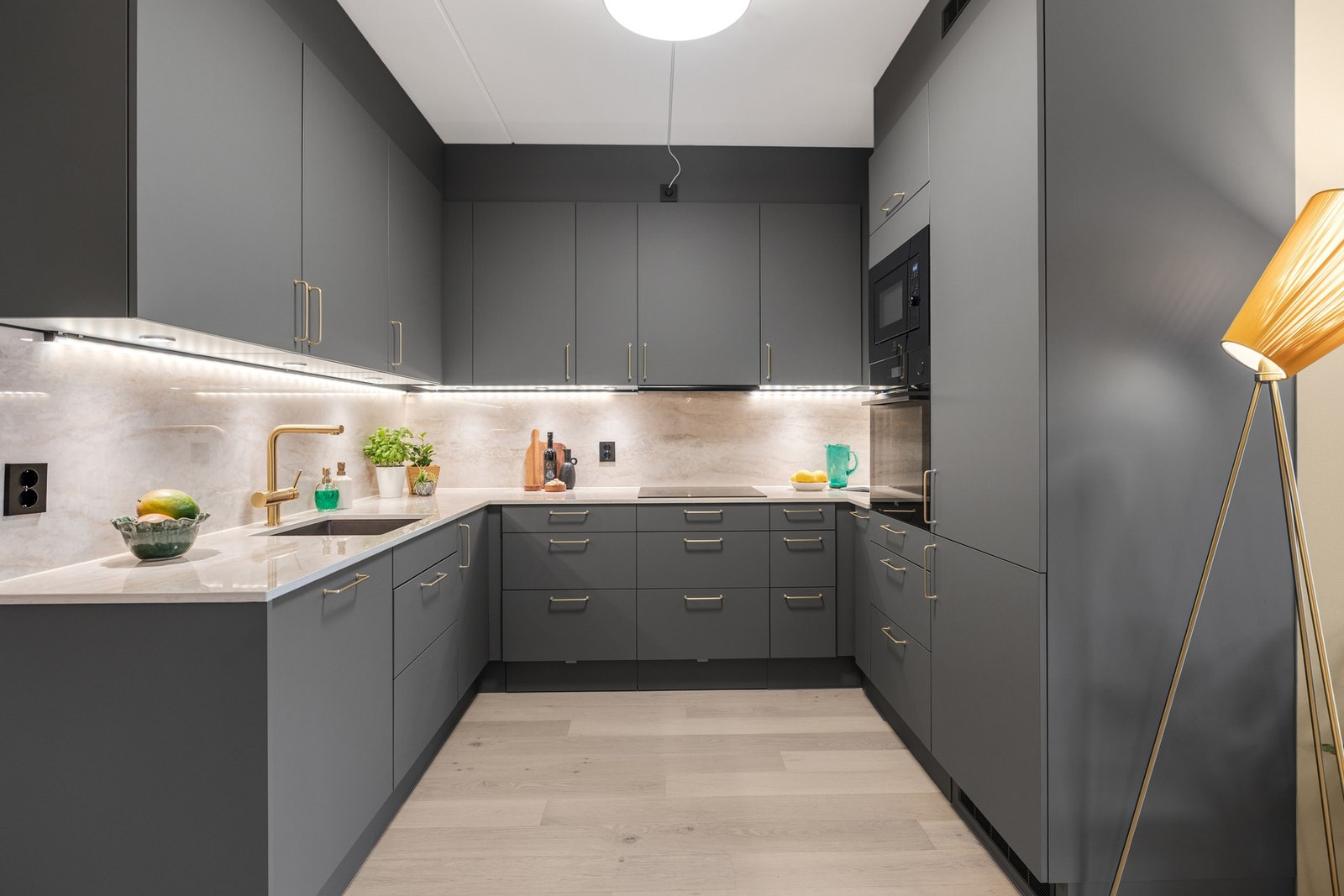 Rålekkert kjøkken som har svært godt med skap- og benkeplass. Kjøkkeninnredning: Aubo, 2023. Dekton Arga benkeplate oktober 23. Stekeovn og oppvaskmaskin oppgradert til AEG med wifi/app på begge, kjøleskap og platetopp standard valg, damp og pyrolyse på o Galleribilde