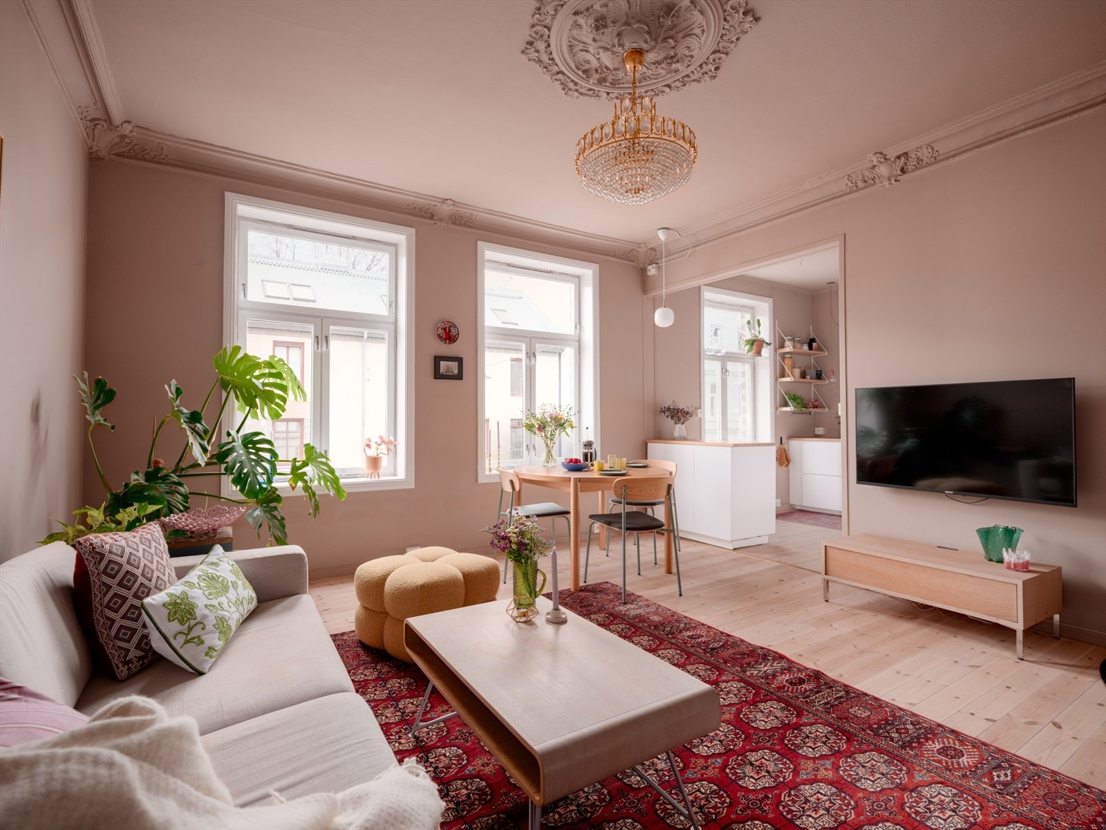 Her får du en svært lys og innbydende 3-roms med sentral beliggenhet i hyggelig bygård. Galleribilde