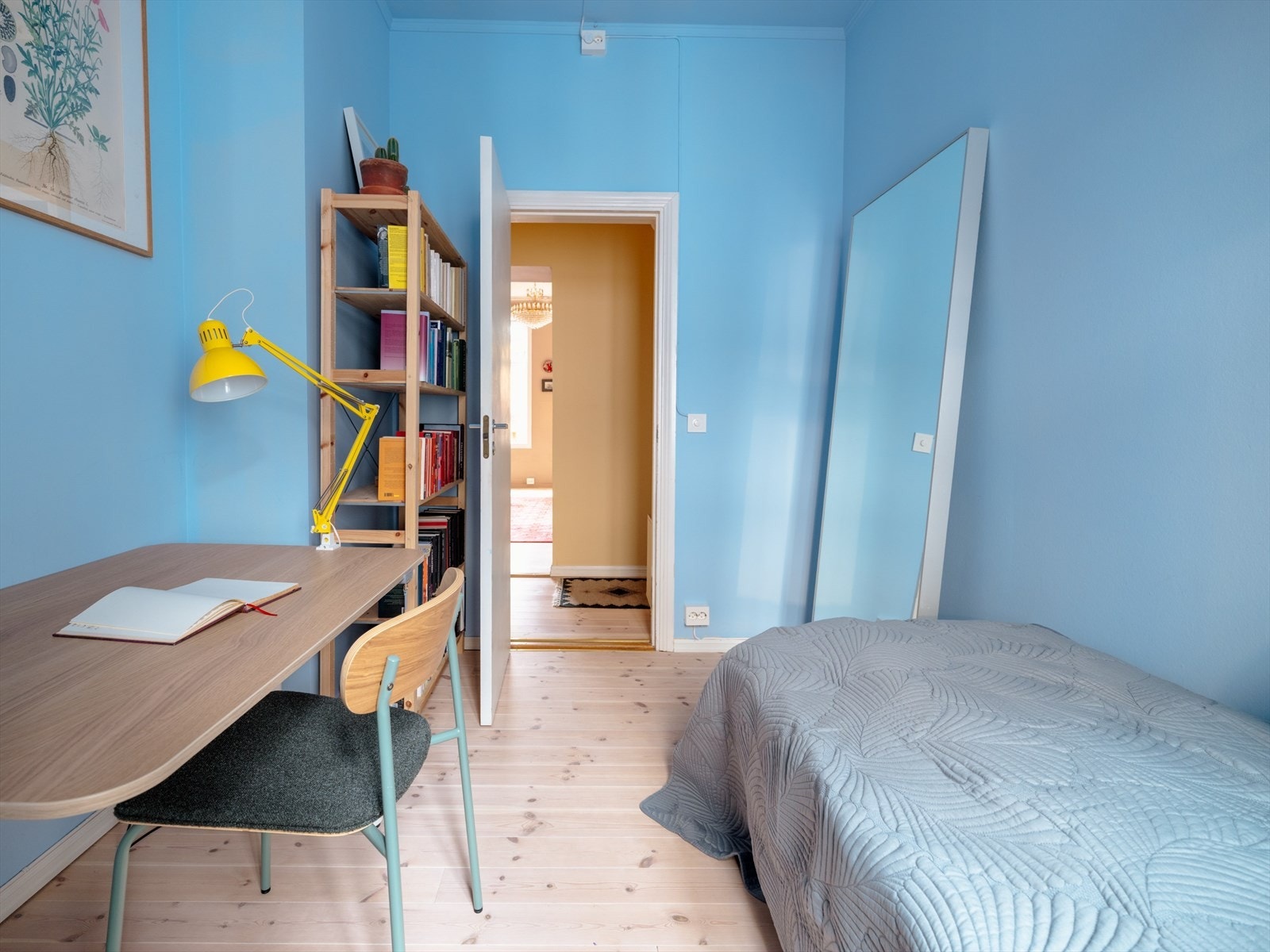 Her er det fin plass til seng, skrivepult og garderobeløsning. Galleribilde