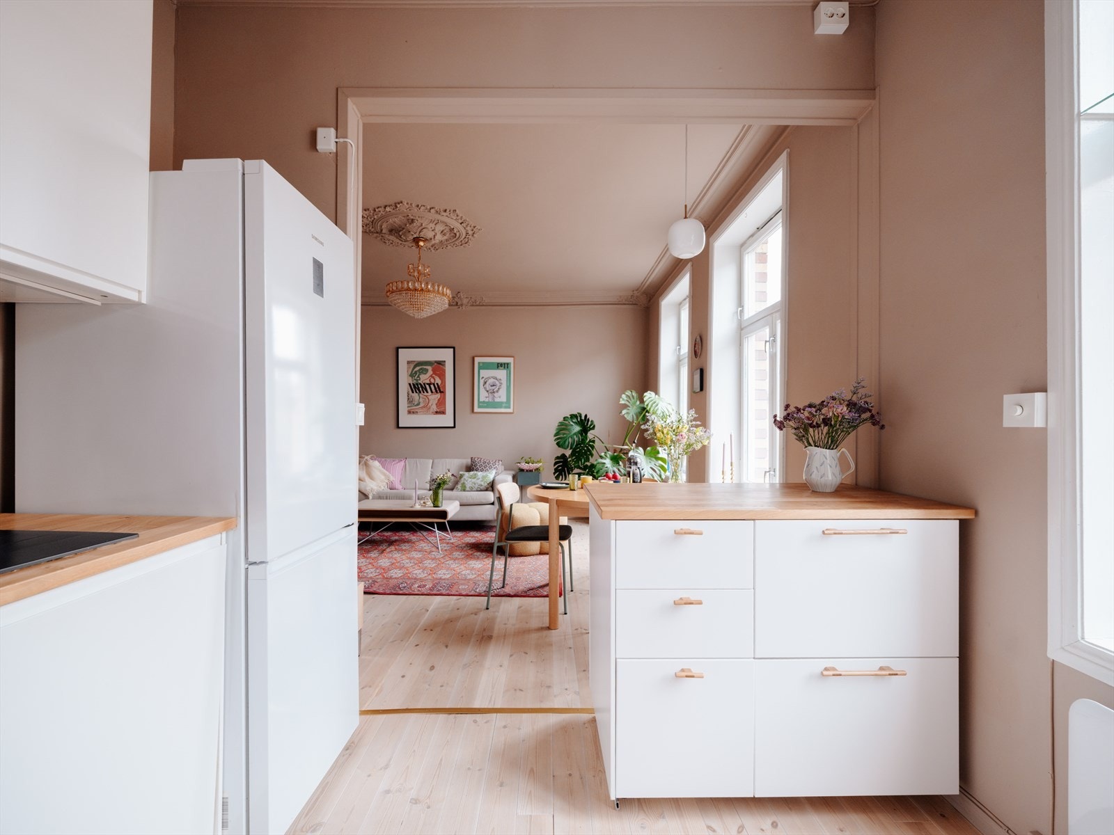 Praktisk øy med oppbevaringsplass og lekre detaljer. Galleribilde