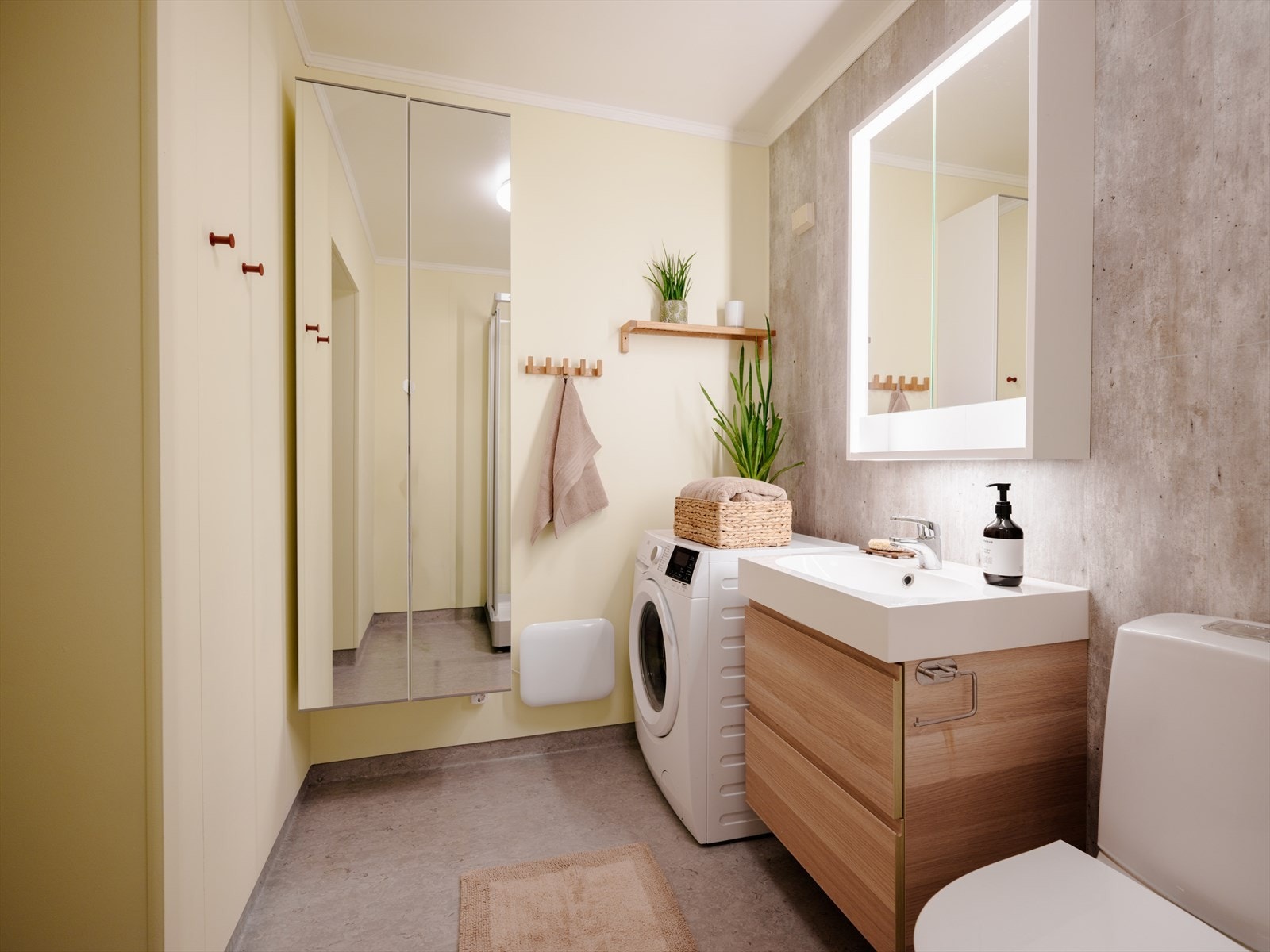 Gode oppbevaringsmuligheter i servant, høyskap og speilskap. Galleribilde