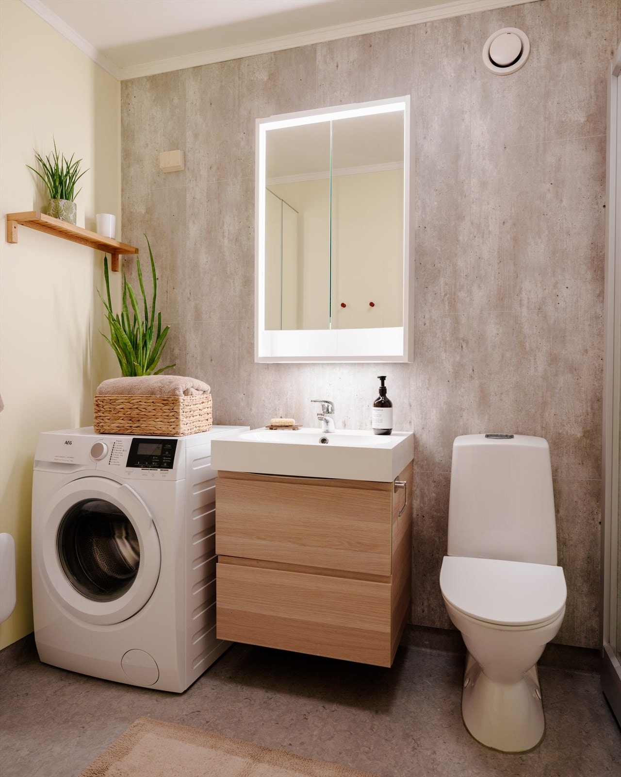 Badet er av generøs størrelse - her kan man lage sitt eget drømmebad, og badekar er det også plass til! Galleribilde