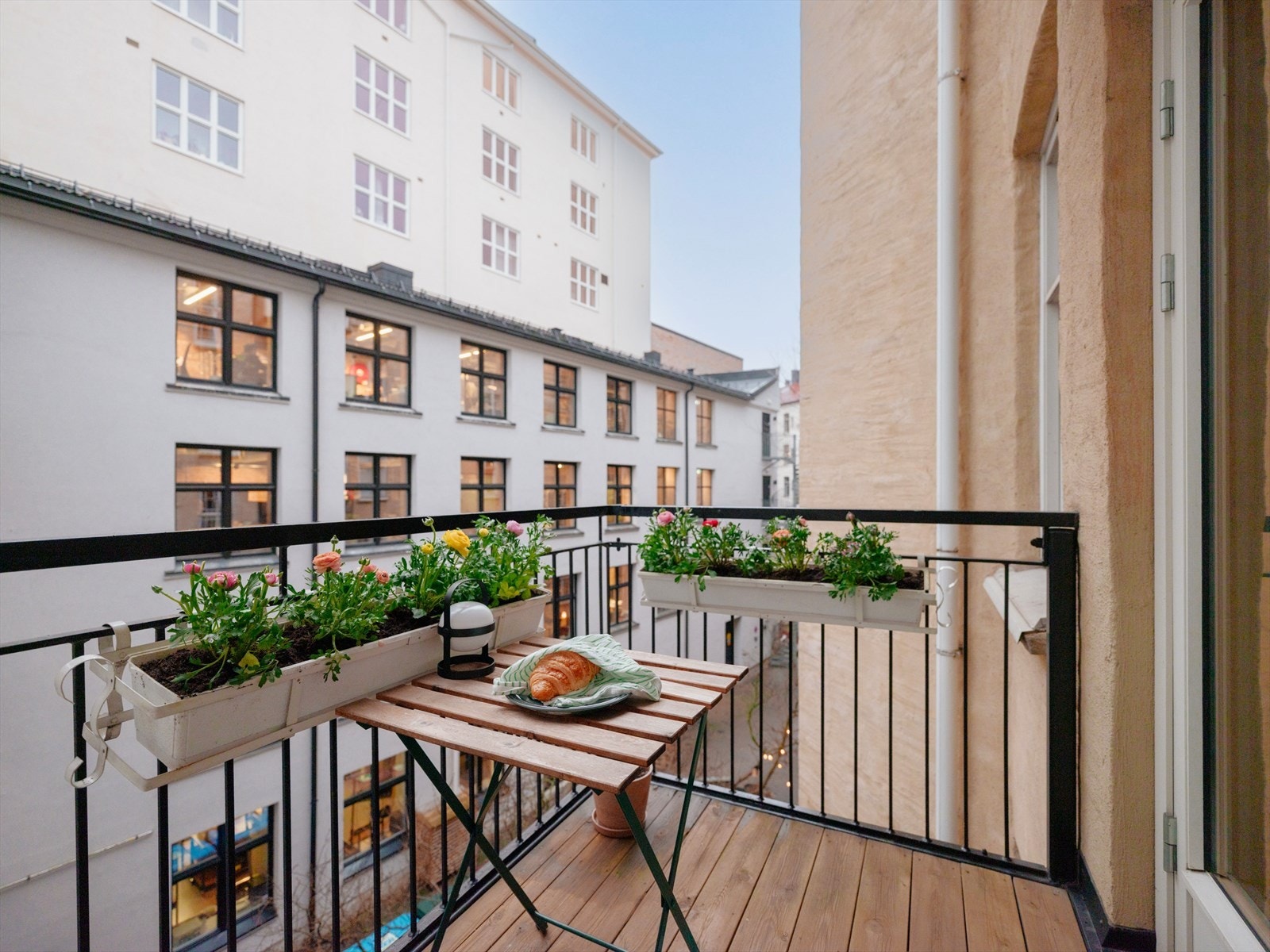 Fra rommet er det utgang til en hyggelig balkong! Galleribilde