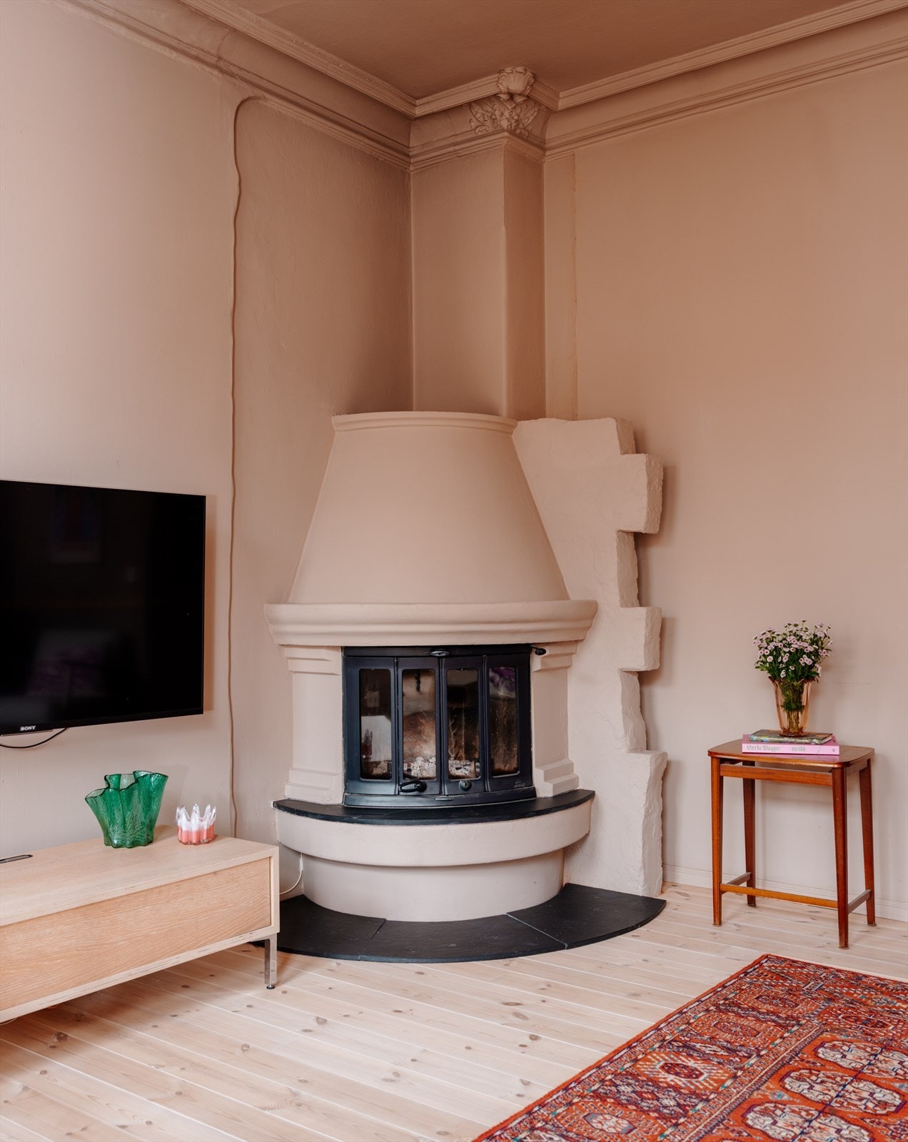 Den hyggelige hjørnepeisen sørger for knitrende hygge når gradestokken kryper nedover. Galleribilde