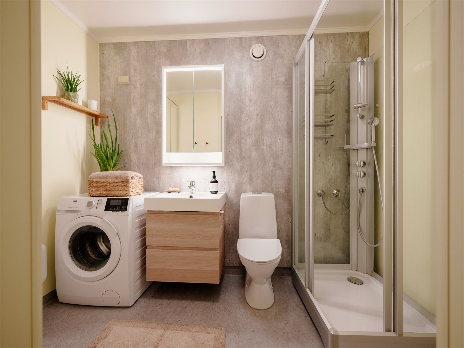 Romslig bad innredet med klosett, dusjkabinett, servant med innredning, og opplegg for vaskemaskin. Det er også plass til tørketrommel om ønskelig. Galleribilde