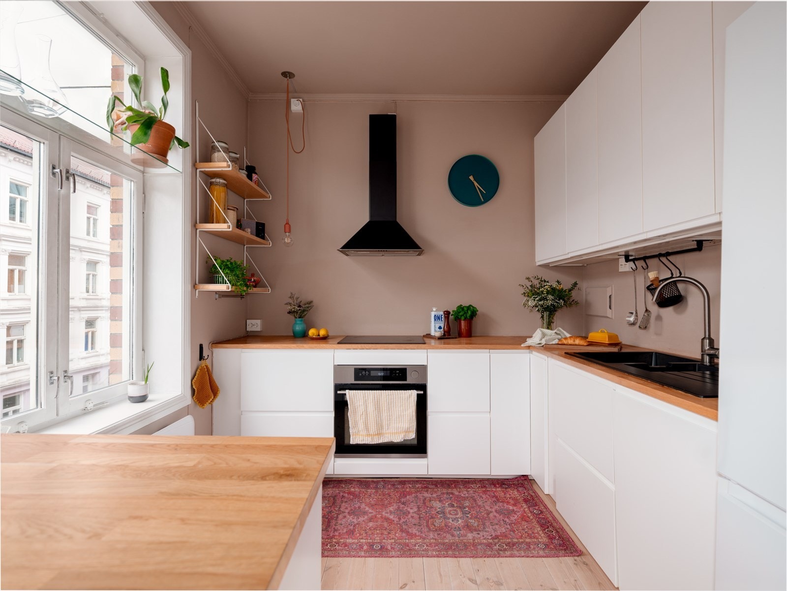 Her får du et tidløst og delikat kjøkken fra 2017 med integrerte hvitevarer som integrert komfyr, induksjonstopp og oppvaskmaskin, samt frittstående kjøleskap med fryser. Galleribilde