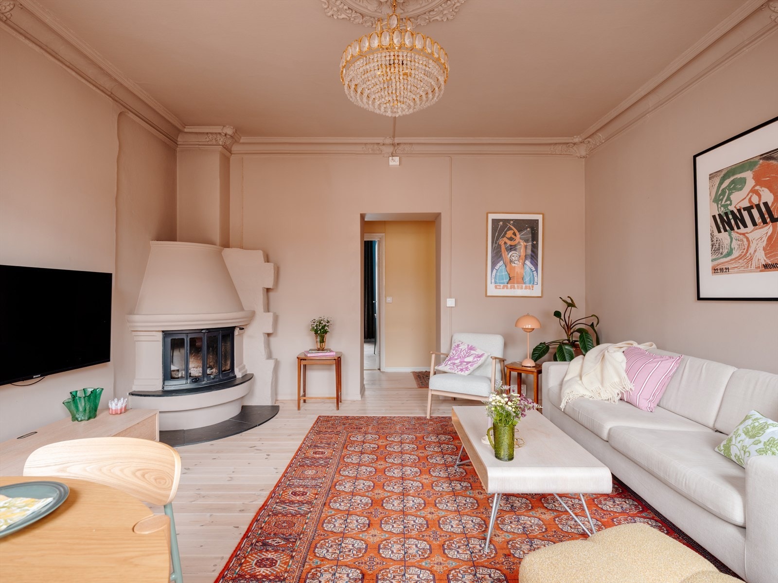 I det du trer over dørstokken merker du leilighetens lune og gode atmosfære. Galleribilde