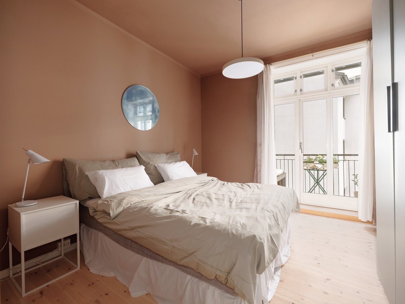 Leiligheten har to gode og luftige soverom, begge vendt mot indre gårdsrom. Galleribilde