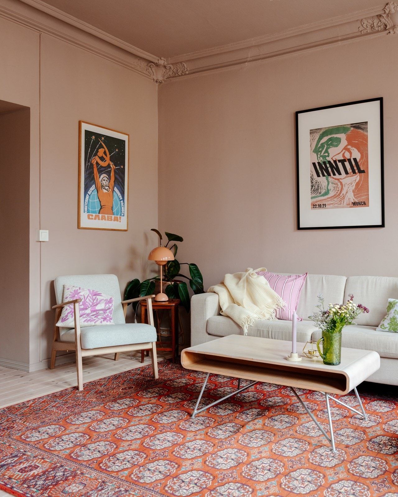 Delikat farge på vegger og tak gir en god romfølelse. Galleribilde