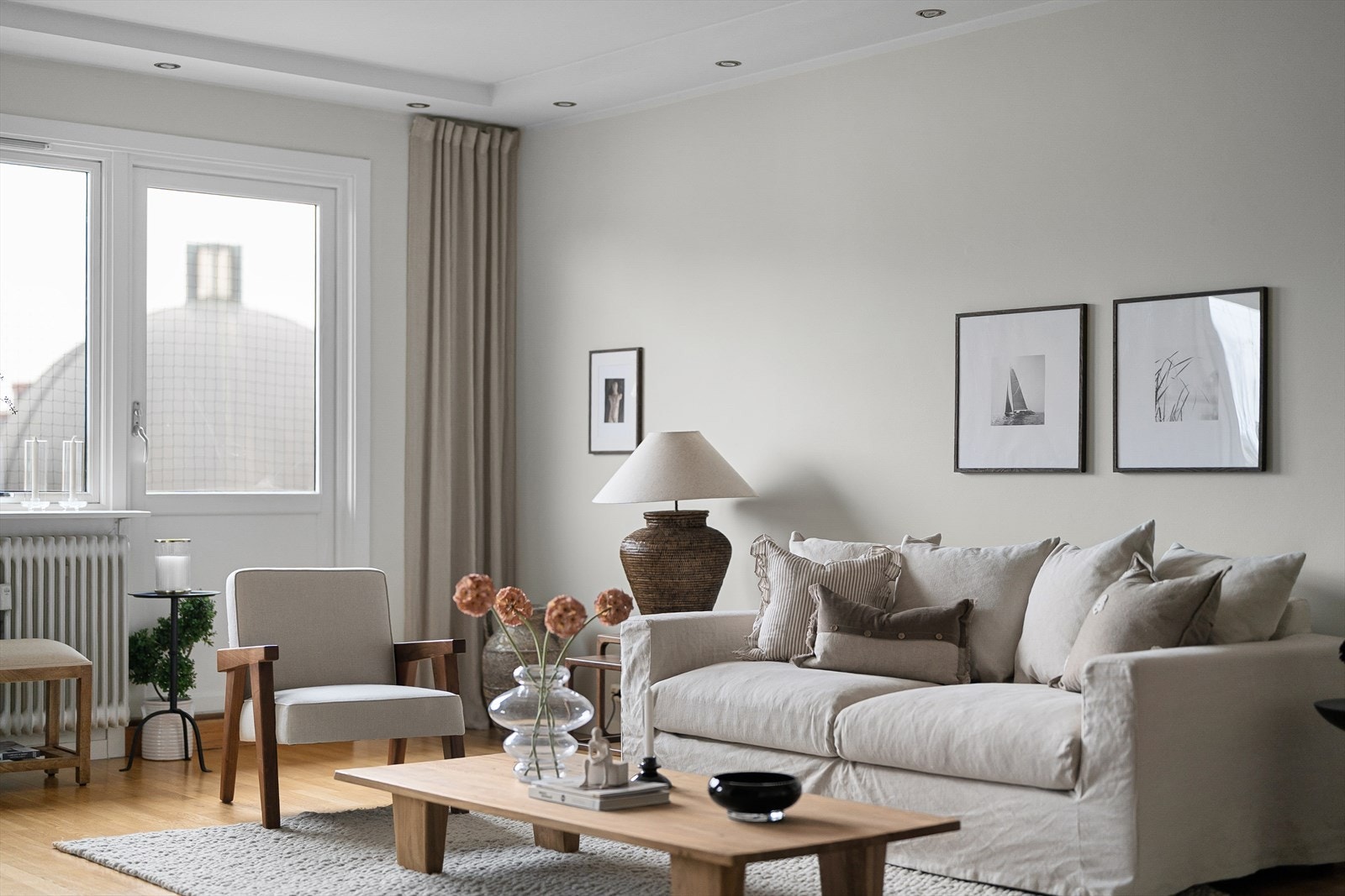 Stuen har rikelig med plass til stor sofagruppe, tilhørende møblement og utgang til balkong. Samt rikelig med naturlig lysinnslipp fra store vindusflater. Galleribilde