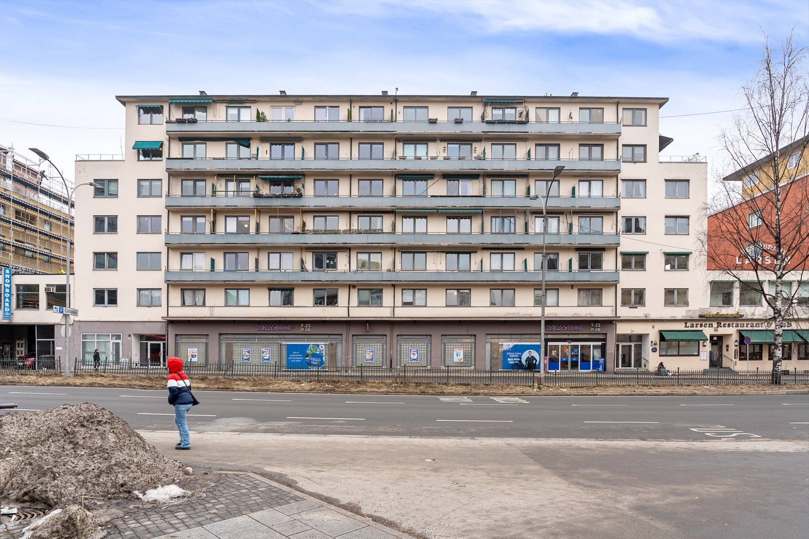 Fasaden til Sørkedalsveien 1 - Inngang fra baksiden av bygget. Dagligvarehandel er i umiddelbar nærhet i byggets første etasje. Galleribilde