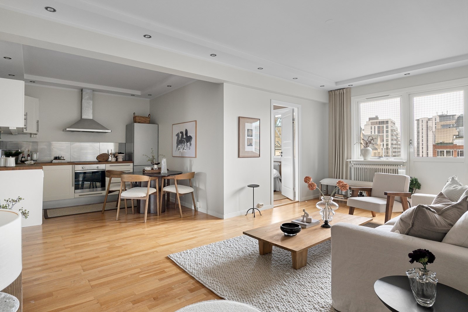 Fin og delikat 3-roms | To solrike balkonger på 5 og 1kvm | Varmtvann og fyring inkl | Heis | IN-ordning | Takhøyde 2,6m Galleribilde