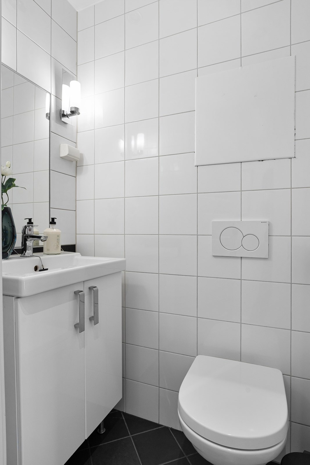 Separat toalettrom med vegghengt toalett og servantskap. Her er det også gulvvarme og mekanisk avtrekk. Galleribilde