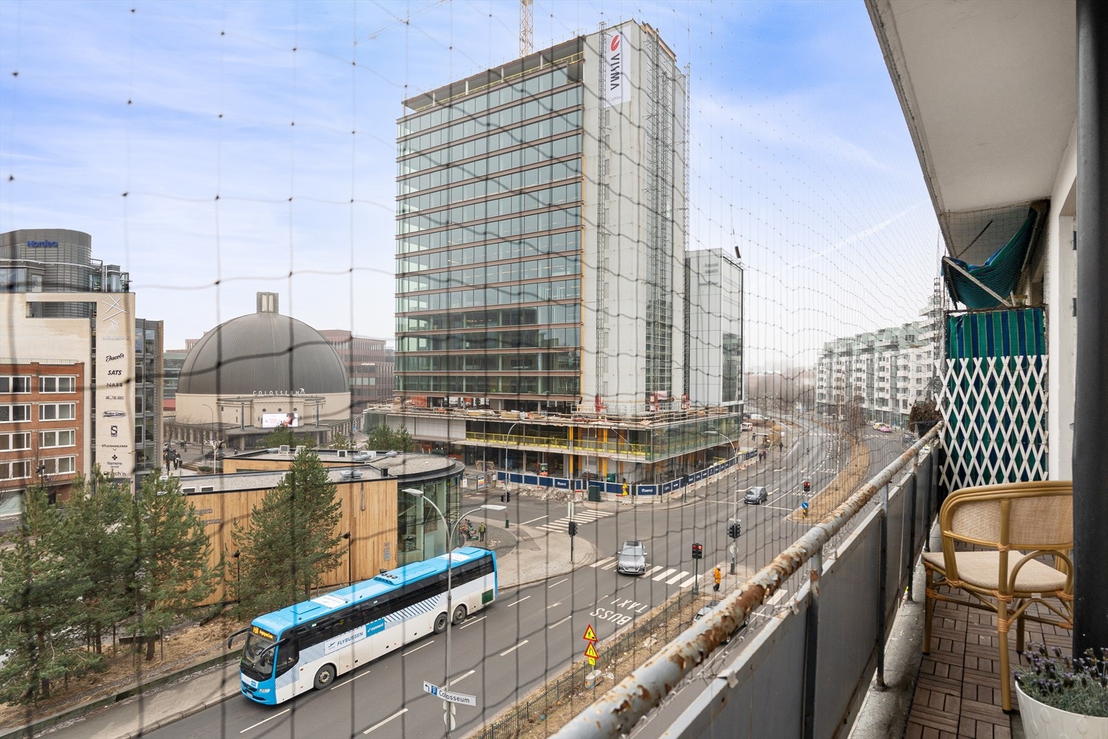 Fin og delikat 3-roms leilighet med sentral beliggenhet på Majorstuen. Leiligheten ligger høyt og fint til i bygget 5.etg med heisadkomst, to solrike balkonger, store vindusflater og god takhøyde på 2,62m. Galleribilde