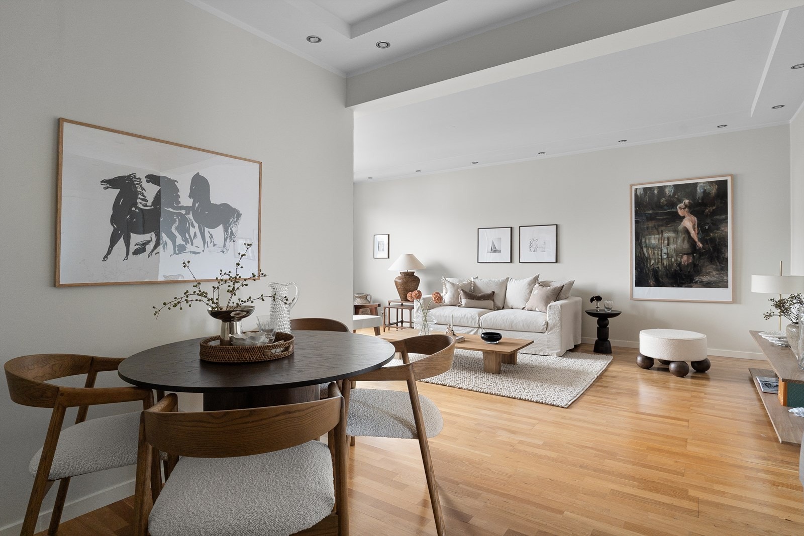 Naturlig plass til spisebord med flere sitteplasser. Galleribilde