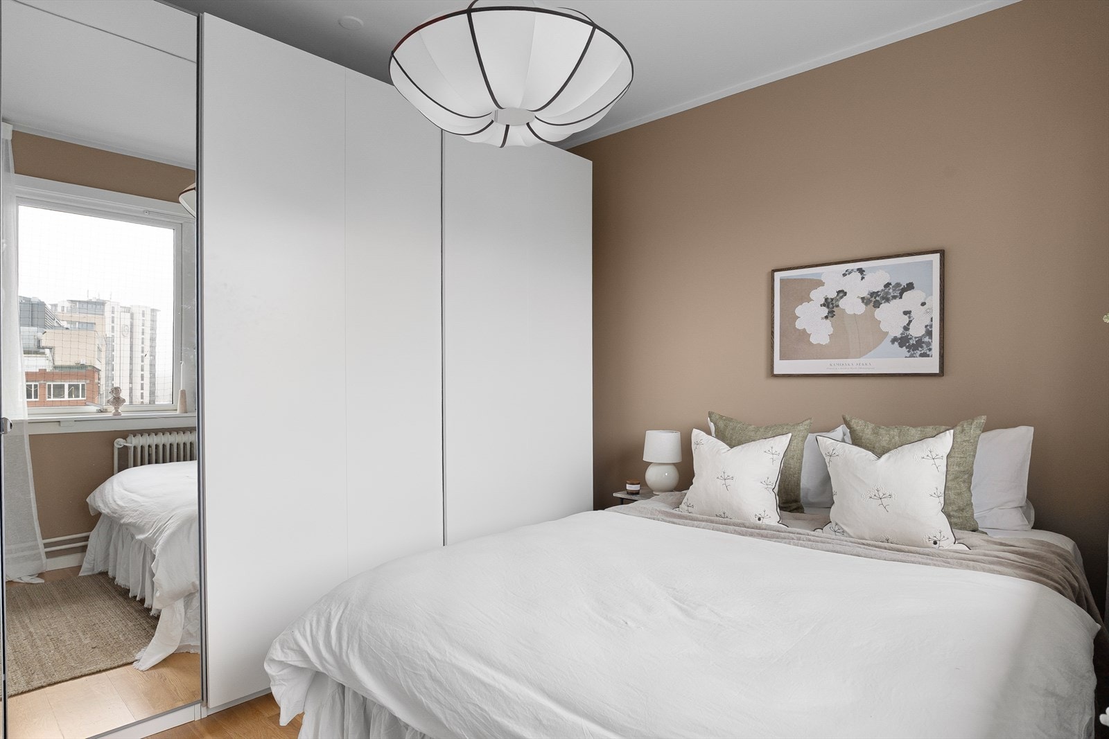 Fin løsning for oppbevaring i stort garderobeskap. Galleribilde