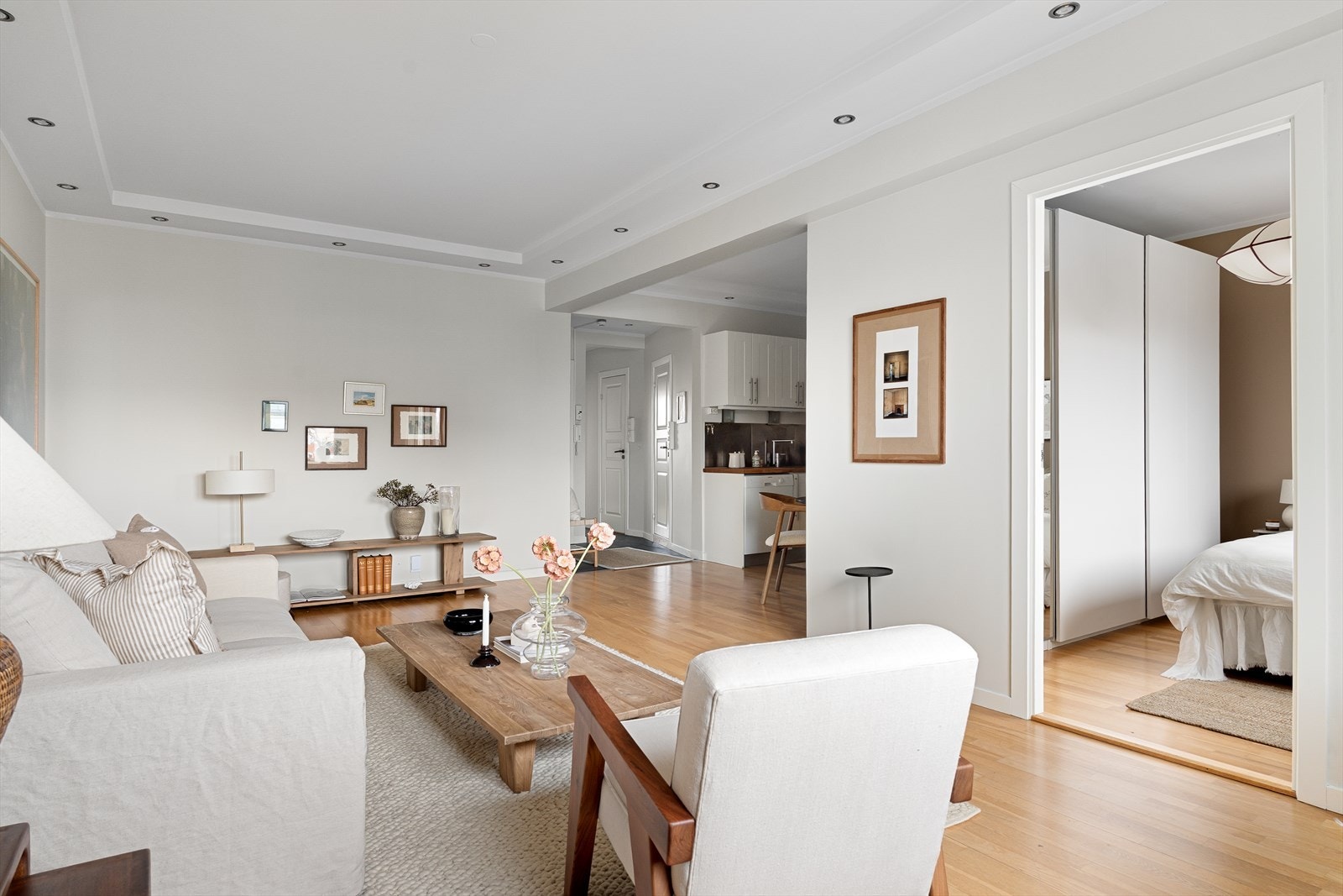 Leiligheten har en gjennomgående planløsning med effektiv utnyttelse av hver kvadratmeter. Galleribilde